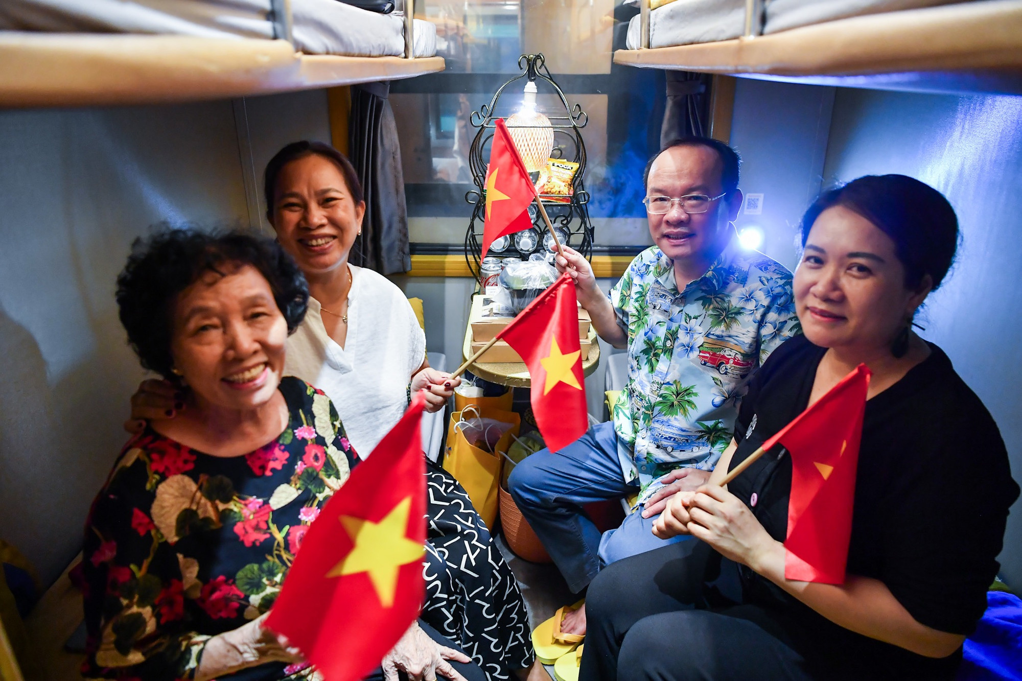 Niềm vui rạng ngời trên các toa tàu... Niềm vui rạng ngời trên các toa tàu...