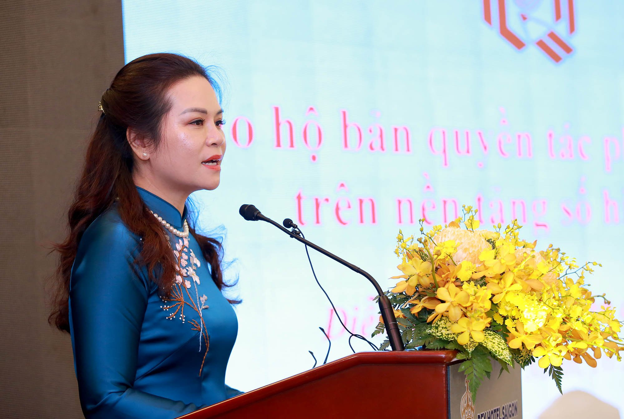 Bà Phạm Thị Kim Oanh, Phó Cục trưởng Cục Bản quyền (Bộ Văn hóa, Thể thao và Du lịch) trình bày tham luận tại phiên thảo luận.