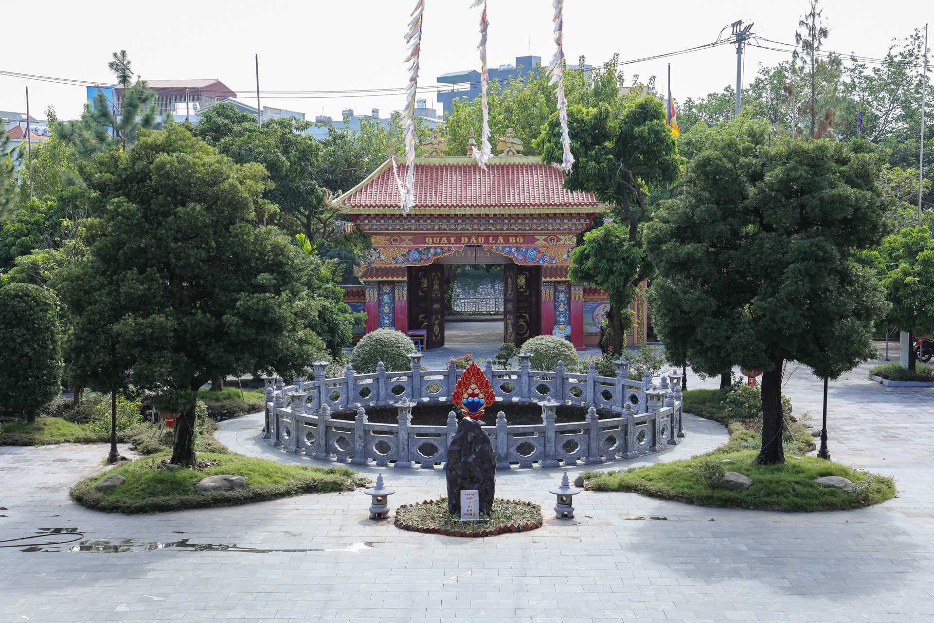 Chùa có diện tích 7.000m2, khuôn viên rộng rãi, có tuổi đời hơn 600 năm. Chùa Long Quang có hướng nhìn ra ngã ba sông Tô Lịch, tọa lạc trên vùng đất thôn Vực thuộc xã Thanh Liệt, huyện Thanh Trì nên còn được gọi theo địa danh là chùa Vực. Chùa được xây dựng theo kiến trúc mandala (vòng tròn, trung tâm của tinh tuý, cốt lõi cuộc sống) để nguyện cầu cho quốc thái dân an, thế giới được hoà bình, nhân dân được an lạc.