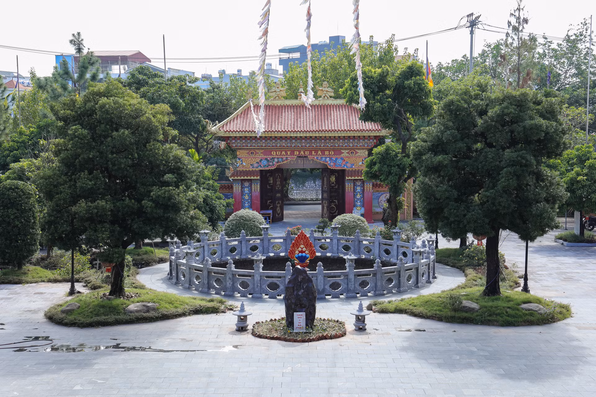 Chùa có diện tích 7.000m2, khuôn viên rộng rãi, có tuổi đời hơn 600 năm. Chùa Long Quang có hướng nhìn ra ngã ba sông Tô Lịch, tọa lạc trên vùng đất thôn Vực thuộc xã Thanh Liệt, huyện Thanh Trì nên còn được gọi theo địa danh là chùa Vực. Chùa được xây dựng theo kiến trúc mandala (vòng tròn, trung tâm của tinh tuý, cốt lõi cuộc sống) để nguyện cầu cho quốc thái dân an, thế giới được hoà bình, nhân dân được an lạc.