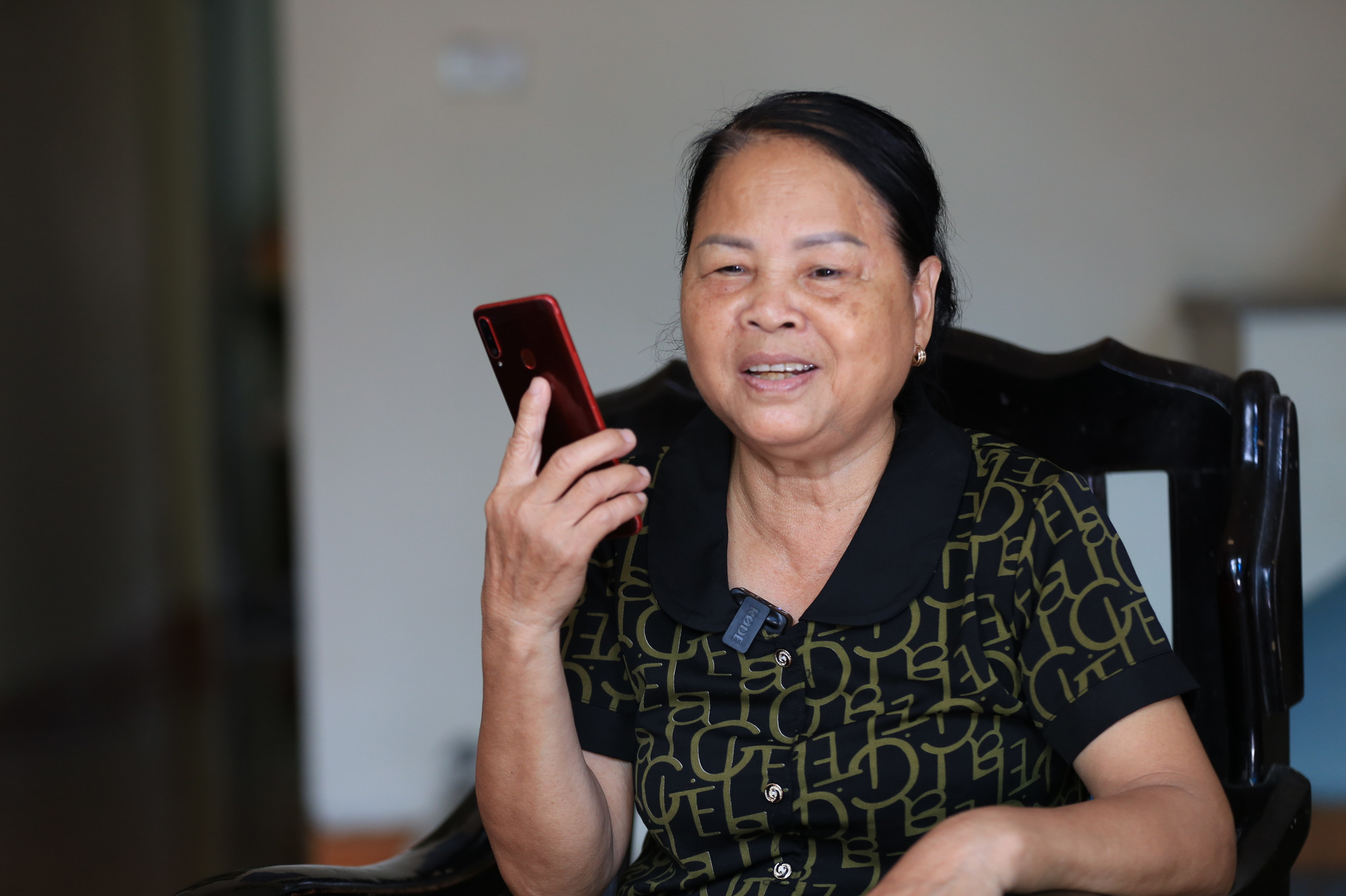 Qua những cuộc điện thoại, câu chuyện của người mẹ dũng cảm ngày nào với những người con nuôi khiến chúng tôi nhận ra, sự sống và lòng thiện tâm vẫn đang âm thầm chảy, theo nhiều cách giữa cuộc đời này.