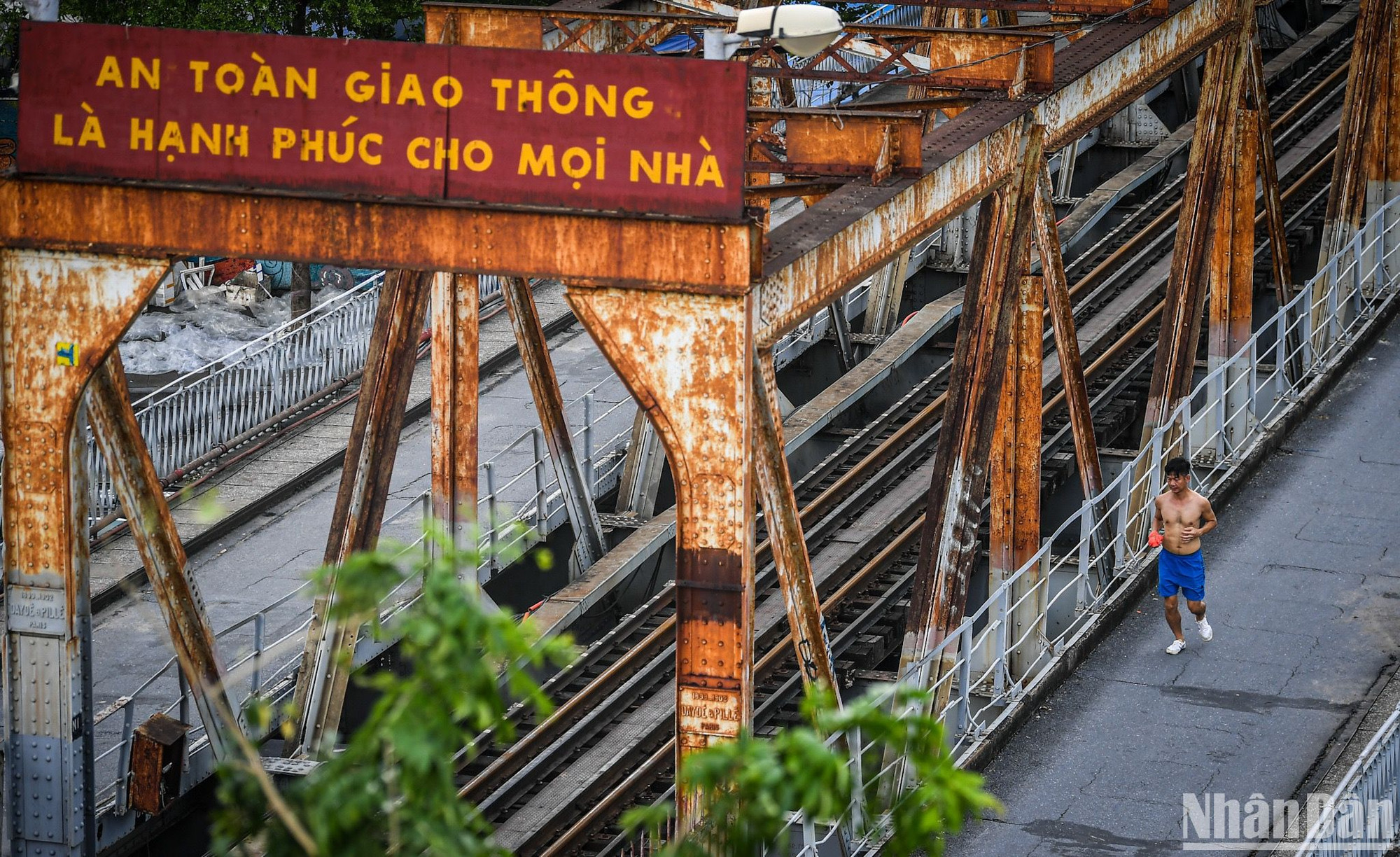 [Ảnh] Bất chấp lệnh cấm, người dân vẫn lên cầu Long Biên... dạo mát ảnh 2