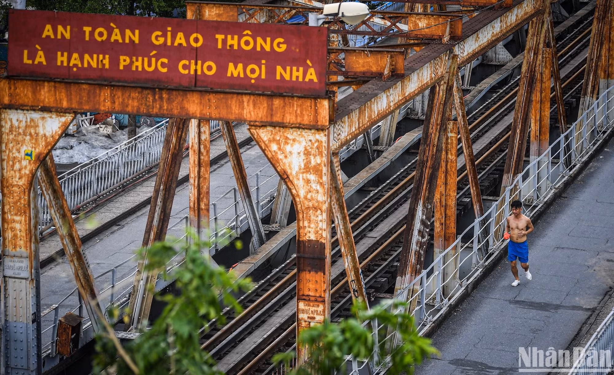 [Ảnh] Bất chấp lệnh cấm, người dân vẫn lên cầu Long Biên... dạo mát ảnh 2