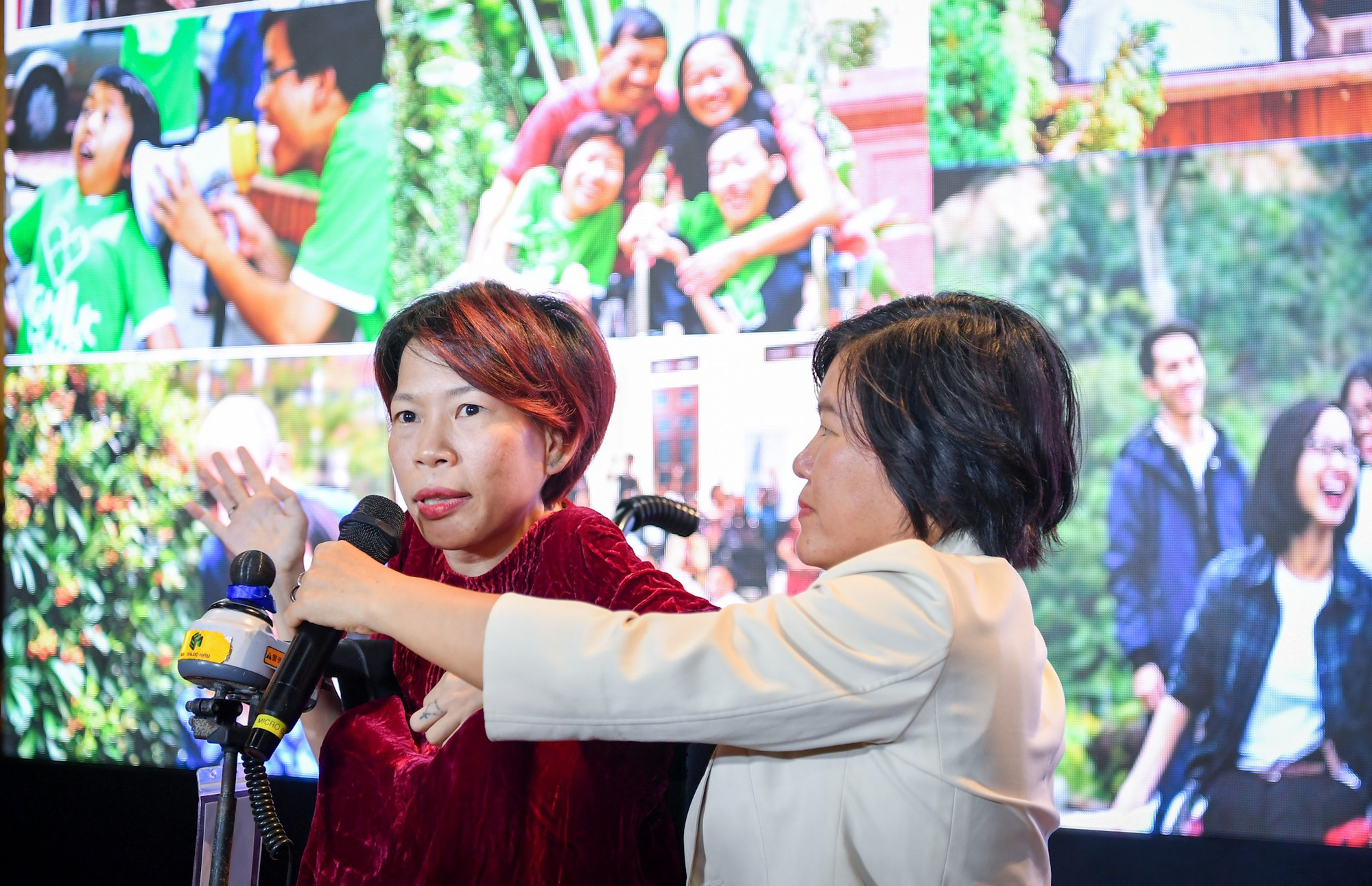 Chị Nguyễn Thị Vân trình bày thông tin về dự án tại sự kiện.