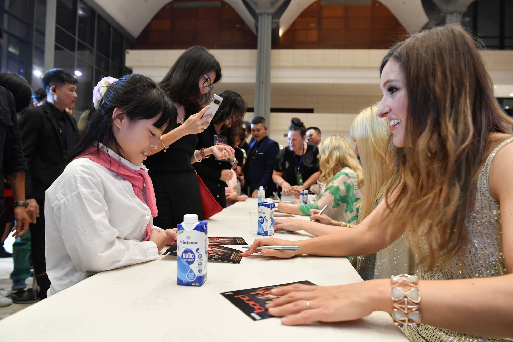 [Ảnh] Hàng trăm khán giả đợi tứ tấu đàn dây Bond ký tặng tới khuya ảnh 7