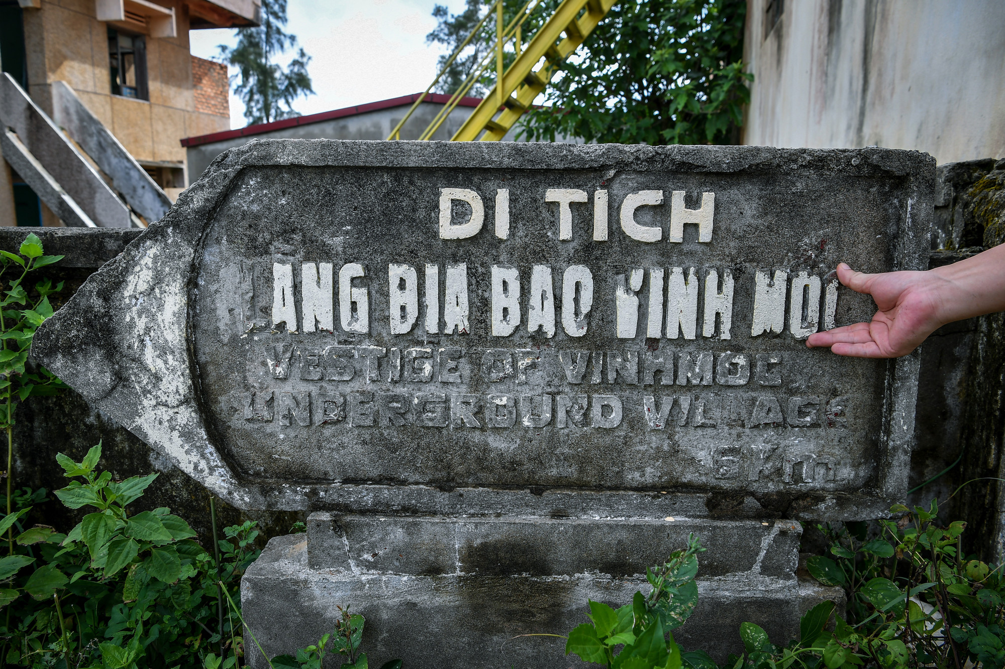 Nằm cách thị trấn Cửa Tùng (Vĩnh Linh, Quảng Trị) khoảng 6km, địa đạo Vịnh Mốc được coi là một huyền thoại bất tử, nơi đã chở che, nuôi nấng và ươm những hạt mầm hy vọng cho vùng lũy thép, lũy hoa. Nằm cách thị trấn Cửa Tùng (Vĩnh Linh, Quảng Trị) khoảng 6km, địa đạo Vịnh Mốc được coi là một huyền thoại bất tử, nơi đã chở che, nuôi nấng và ươm những hạt mầm hy vọng cho vùng lũy thép, lũy hoa.