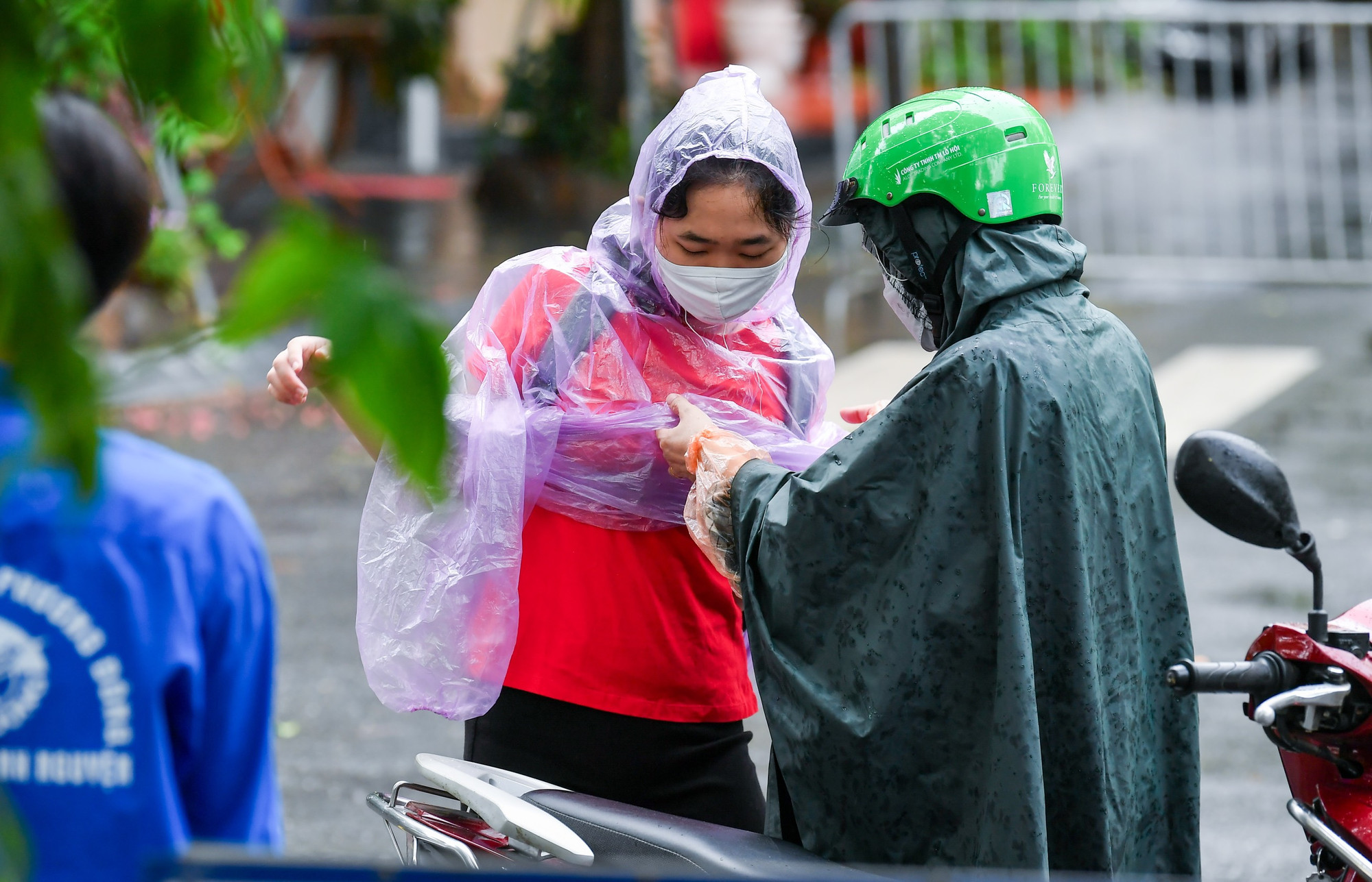 Một thí sinh xuất hiện trước điểm thi trường Lương Thế Vinh (Cầu Giấy, Hà Nội)