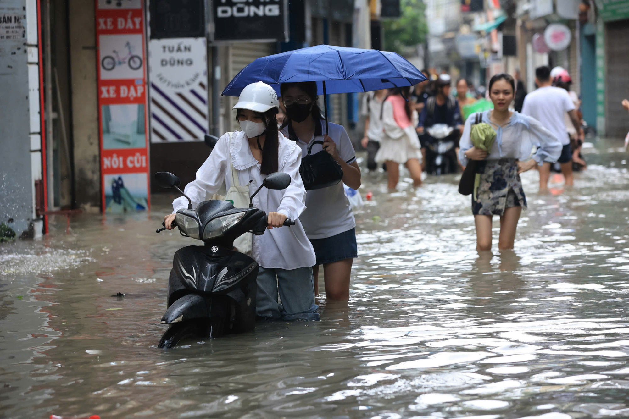 Tổng lượng mưa đo được tại một số khu vực tính đến thời điểm 6 giờ 30 phút sáng 16/9 đơn vị này đo được ở mức cao. Cụ thể, tại quận Thanh Xuân, lượng mưa lên tới 154,5mm; quận Hoàng Mai đạt mức 126mm. Tương tự là các quận Nam Từ Liêm, Hà Đông , Hai Bà Trưng, Ba Đình... đều ở mức trên 100mm. Khu vực ngoại thành, huyện Đông Anh có lượng mưa lớn nhất thành phố, khi đạt mốc 229,9mm.