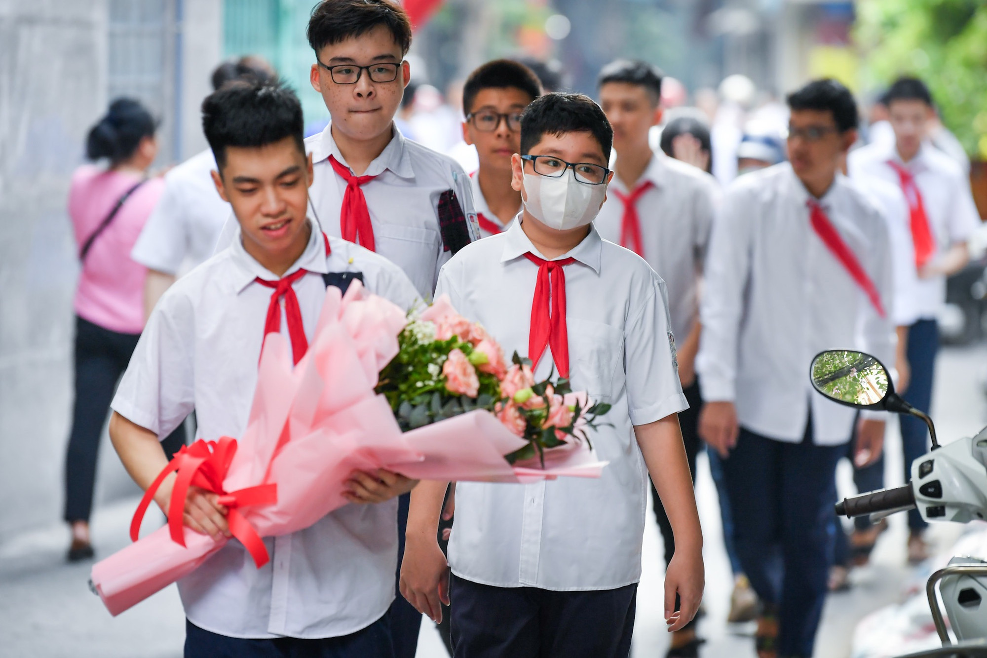 Ngay từ sáng sớm, học sinh của trường đã có mặt để chuẩn bị cho lễ khai giảng.