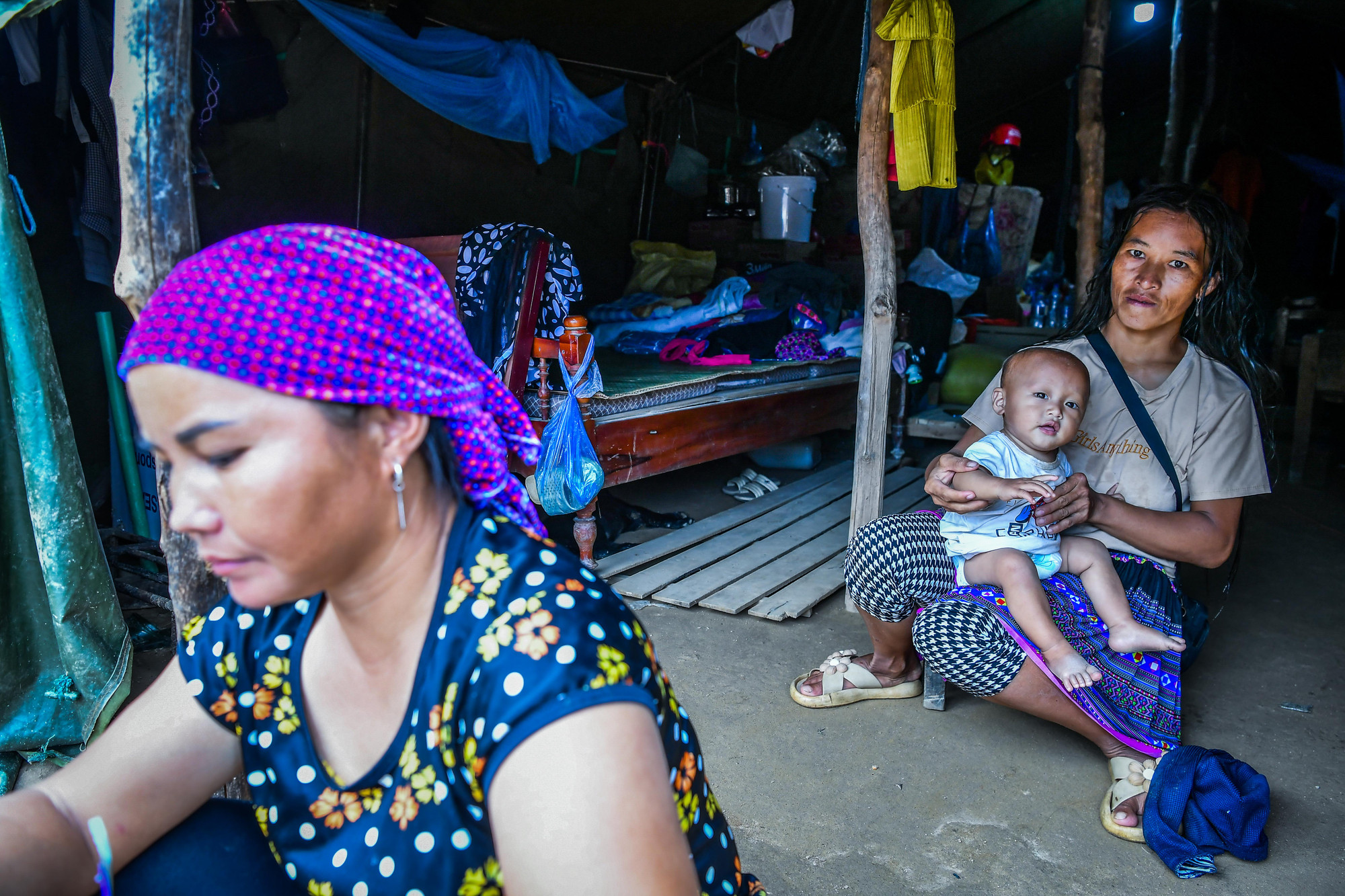 Trong căn lều tạm, những đứa trẻ vẫn còn quá nhỏ để hiểu được những khó khăn mà các em và cả gia đình đang phải trải qua...