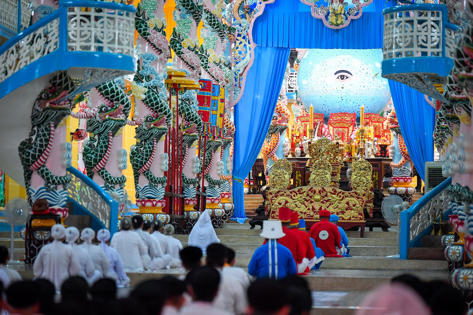 Các hàng cột trụ này phân khu vực Cửu trùng đài thành 9 gian, mỗi gian chênh nhau 18cm. Đây chính là khu vực hành lễ của mỗi phẩm cấp tín đồ. Khi buổi lễ cúng diễn ra, các chức sắc và tín đồ mỗi người sẽ có một vị trí riêng tương ứng với hàng phẩm của mình trong đạo Cao Đài. Bên trên trần là tạo hình sơn vẽ hình ngôi sao, hình mây tượng trưng cho các tầng trời. Các hàng cột trụ này phân khu vực Cửu trùng đài thành 9 gian, mỗi gian chênh nhau 18cm. Đây chính là khu vực hành lễ của mỗi phẩm cấp tín đồ. Khi buổi lễ cúng diễn ra, các chức sắc và tín đồ mỗi người sẽ có một vị trí riêng tương ứng với hàng phẩm của mình trong đạo Cao Đài. Bên trên trần là tạo hình sơn vẽ hình ngôi sao, hình mây tượng trưng cho các tầng trời.