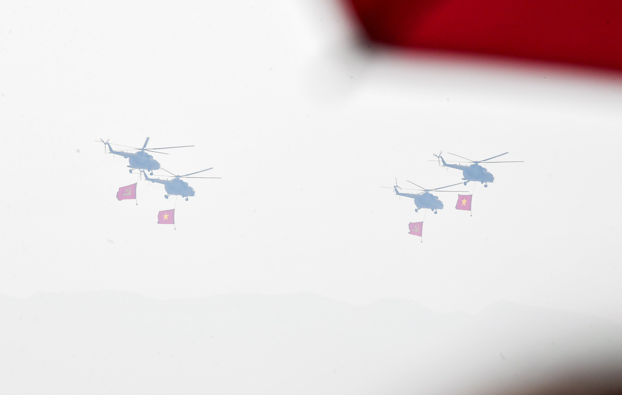 Mặc dù hôm nay, trời khá mù, nhưng bằng mắt thường vẫn có thể quan sát được màn trình diễn của trực thăng. Mặc dù hôm nay, trời khá mù, nhưng bằng mắt thường vẫn có thể quan sát được màn trình diễn của trực thăng.