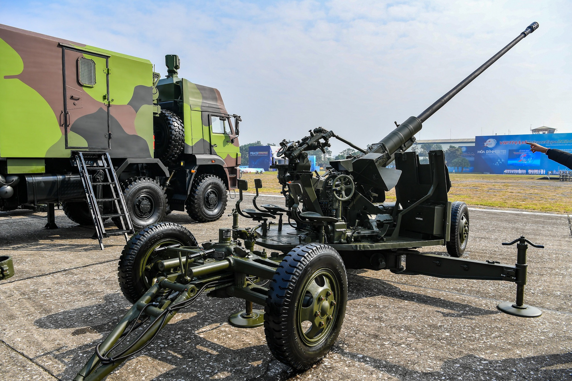 Trong tác chiến phòng không, pháo 57mm có tầm bắn hiệu quả 4.300m, nhưng với sự hỗ trợ của bộ khí tài mới, tầm bắn và tốc độ phản ứng chuyển trạng thái của vũ khí phòng không này được tăng lên đáng kể. Trong tác chiến phòng không, pháo 57mm có tầm bắn hiệu quả 4.300m, nhưng với sự hỗ trợ của bộ khí tài mới, tầm bắn và tốc độ phản ứng chuyển trạng thái của vũ khí phòng không này được tăng lên đáng kể.