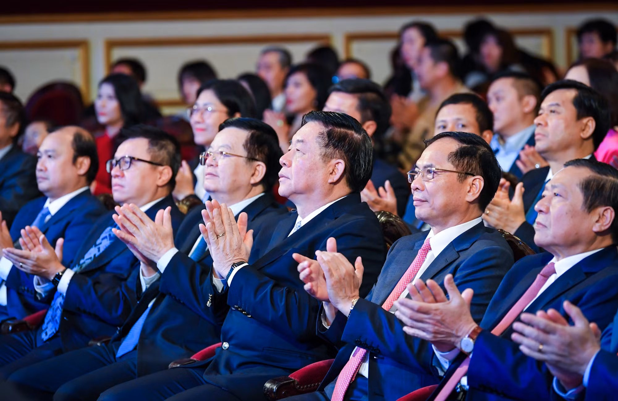 Các đồng chí lãnh đạo Đảng, Nhà nước tham dự lễ trao giải. Các đồng chí lãnh đạo Đảng, Nhà nước tham dự lễ trao giải.