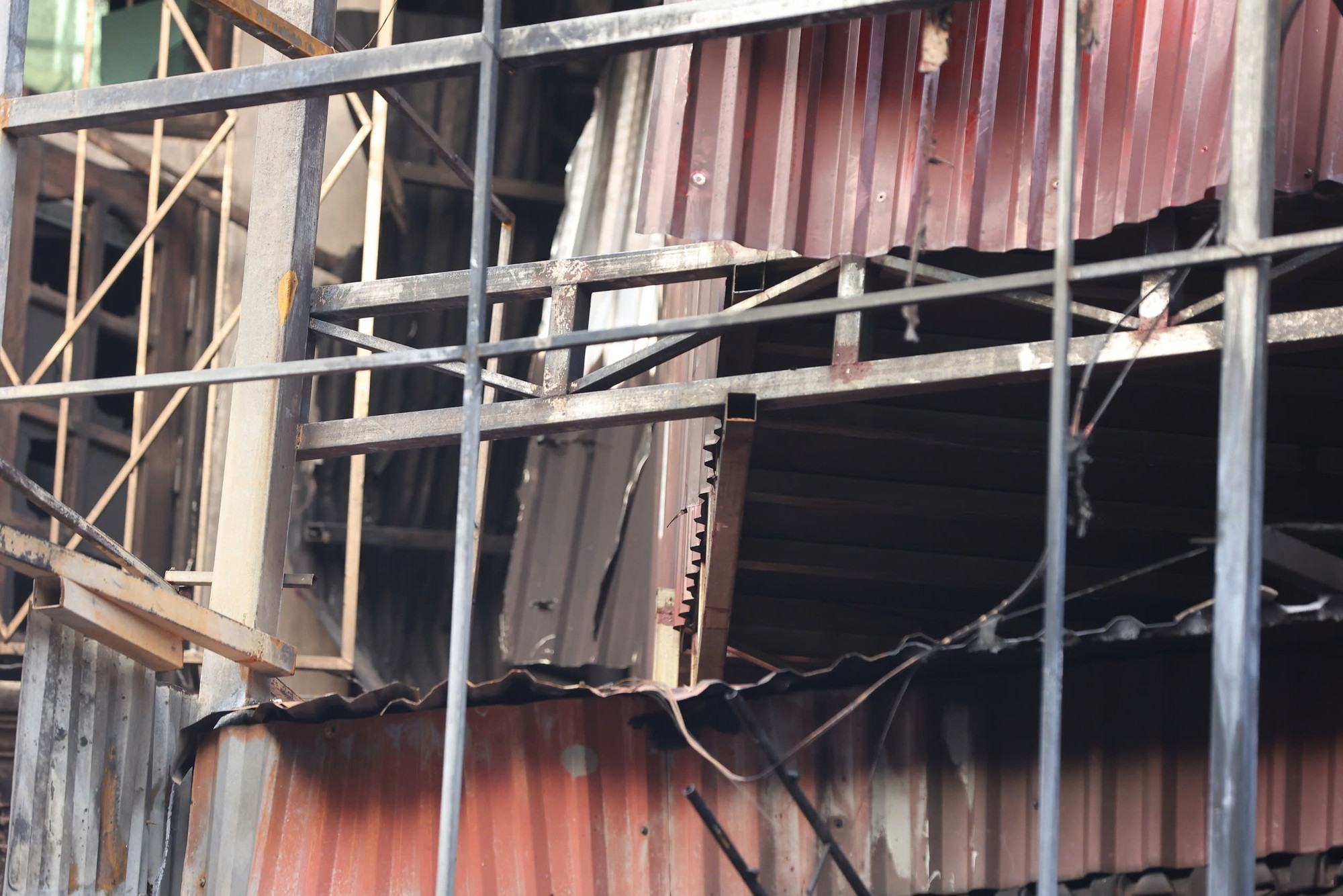 Nhiệt độ cao làm phần khung phía ngoài ngôi nhà biến dạng.