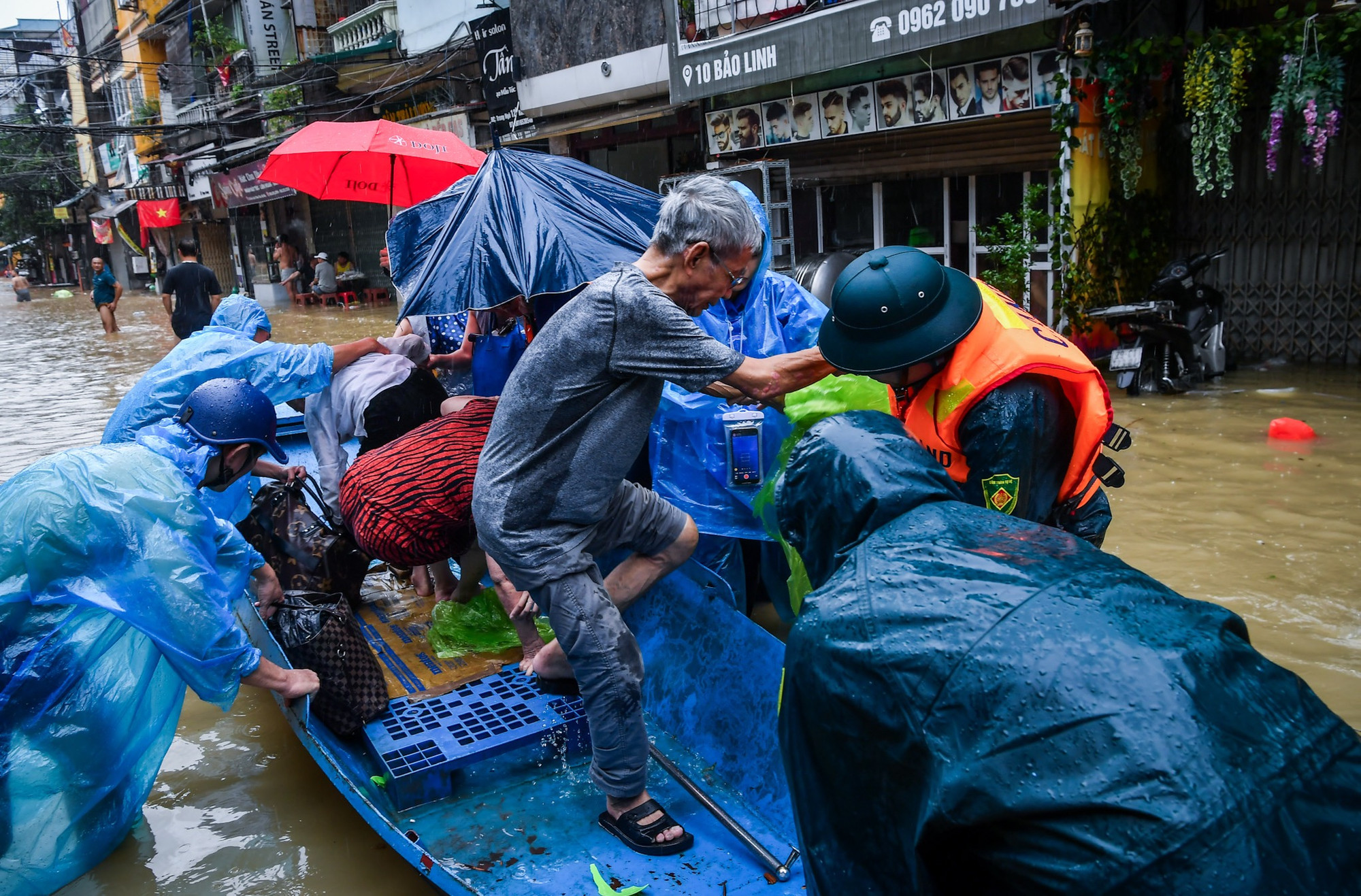 Không khí khẩn trương tại phường Phúc Tân chiều 11/9.