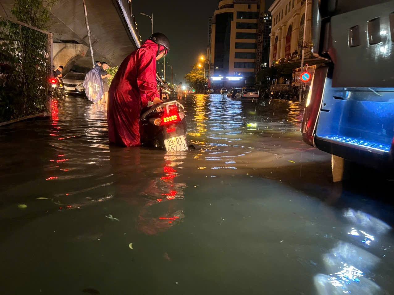 Nhiều phương tiện bị chết máy do ngập nước.