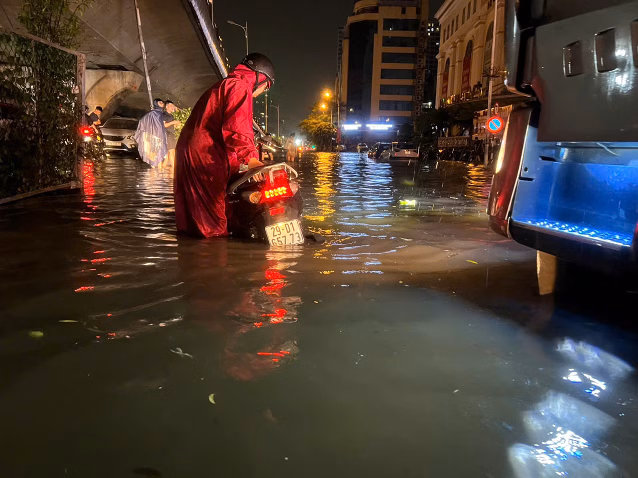 Nhiều phương tiện bị chết máy do ngập nước.