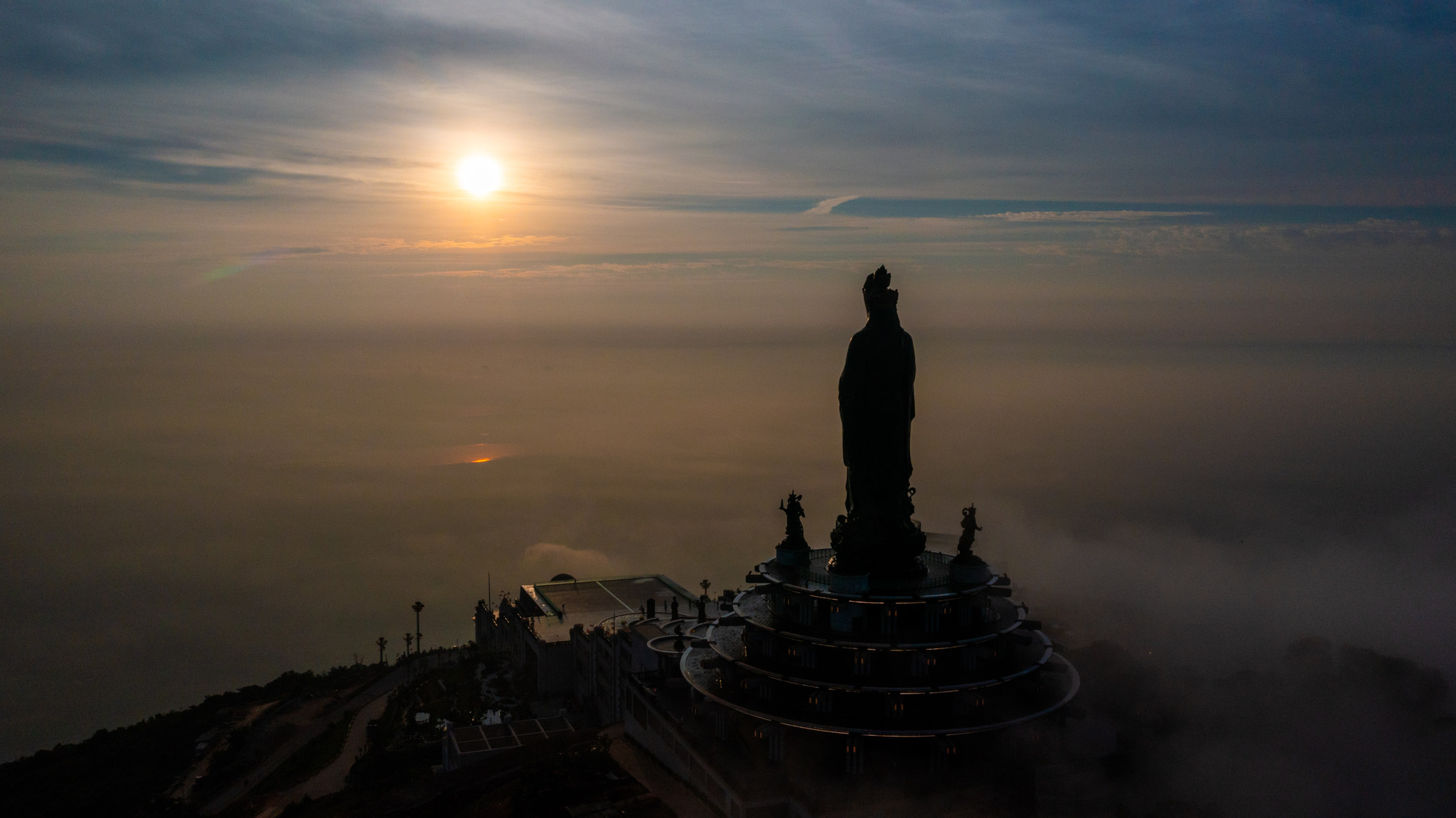 [Ảnh] Chiêm ngưỡng biển mây huyền ảo trên đỉnh núi Bà Đen Tây Ninh ảnh 3