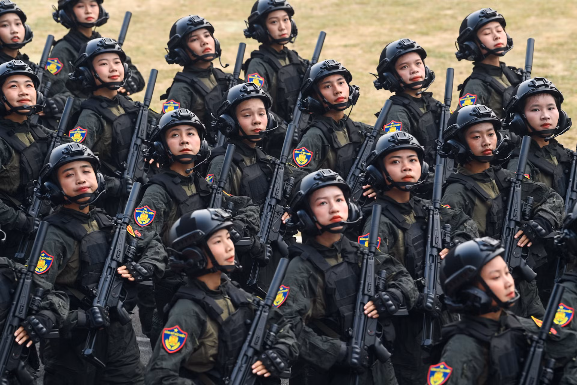 Để đứng trong hàng ngũ của Cảnh sát đặc nhiệm, cũng giống như nam giới, các cô gái phải trải qua những khóa huấn luyện kỹ, chiến thuật chuyên ngành với vô vàn khó khăn, thử thách.