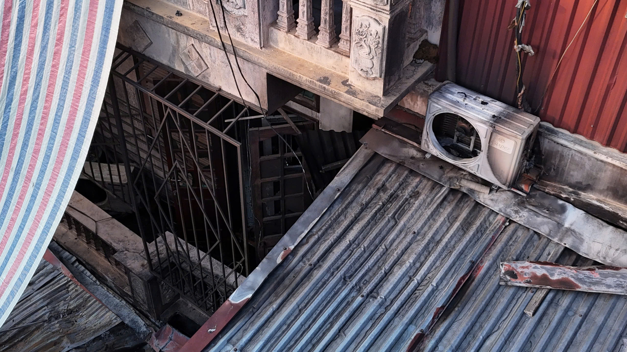 Sáng 19/12, bên ngoài ngôi nhà bị cháy vẫn còn nhiều dấu tích của hỏa hoạn. Những vết cháy xém xuất hiện khắp nơi.