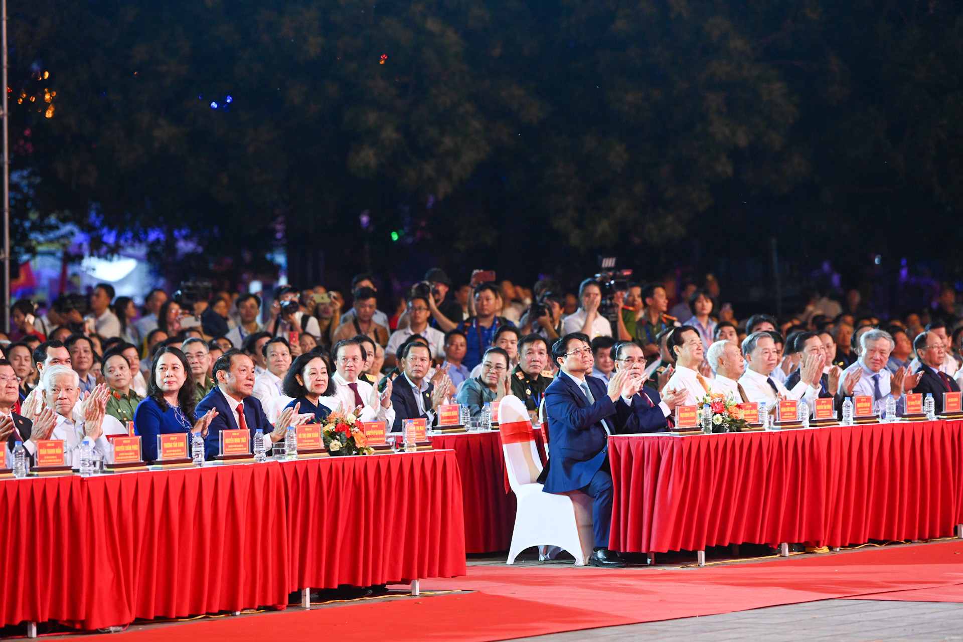 Các đồng chí lãnh đạo Đảng, Nhà nước tham dự chương trình.