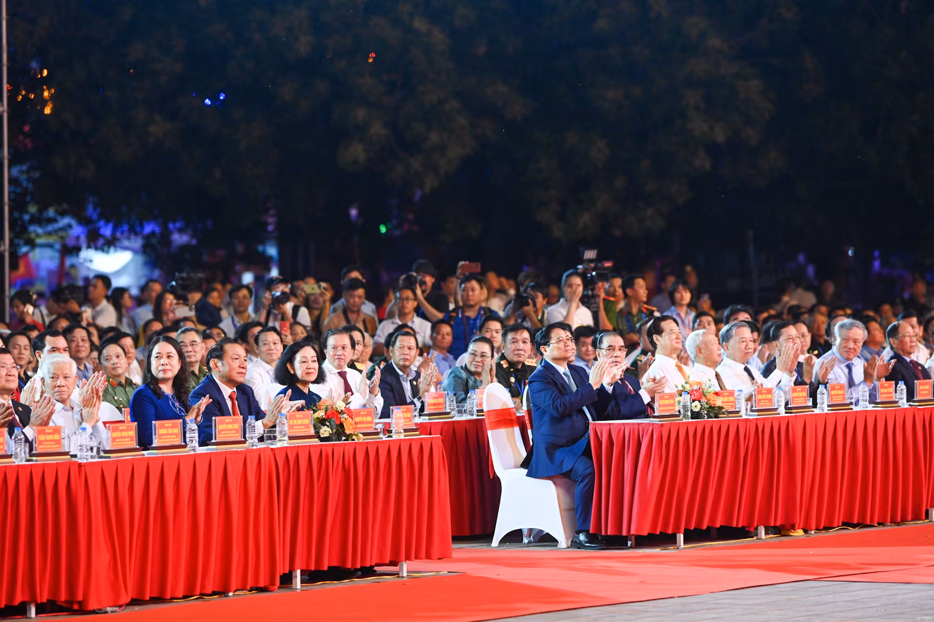 Các đồng chí lãnh đạo Đảng, Nhà nước tham dự chương trình.