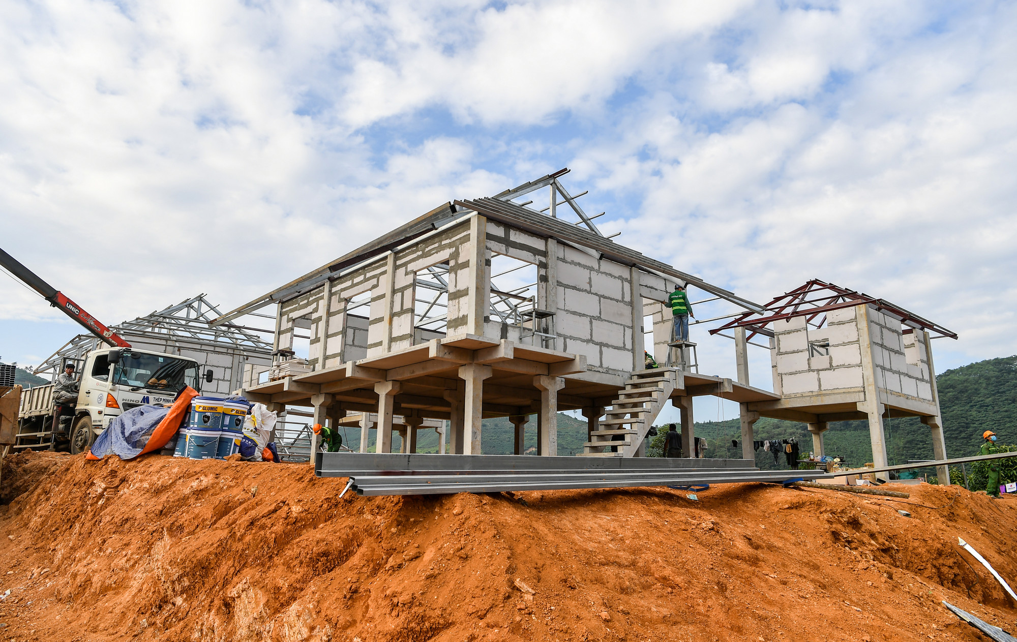 Việc xây dựng “Làng hạnh phúc” sẽ góp phần xoa dịu những đau thương, mất mát của người dân Làng Nủ sau thiên tai; phát huy hơn nữa vai trò chủ thể của người dân trong xây dựng nông thôn mới; huy động tối đa các nguồn lực sẵn có trong nhân dân với sự hỗ trợ có hiệu quả của Nhà nước để phục vụ lợi ích của người dân. Giấc mơ ấy sẽ được bắt đầu từ chính những công trình như thế này hôm nay...