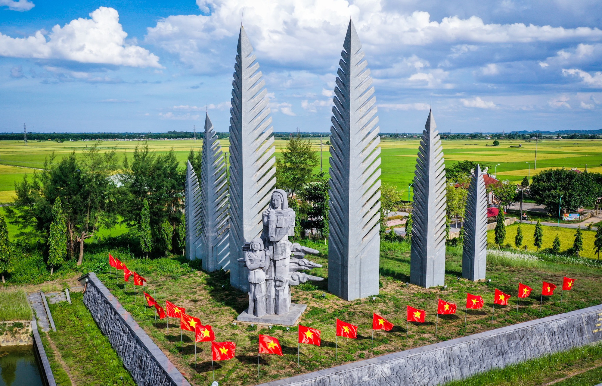 Tượng đài thể hiện một niềm tin son sắt của đồng bào miền nam vào một ngày mai chiến thắng, thống nhất nước nhà.