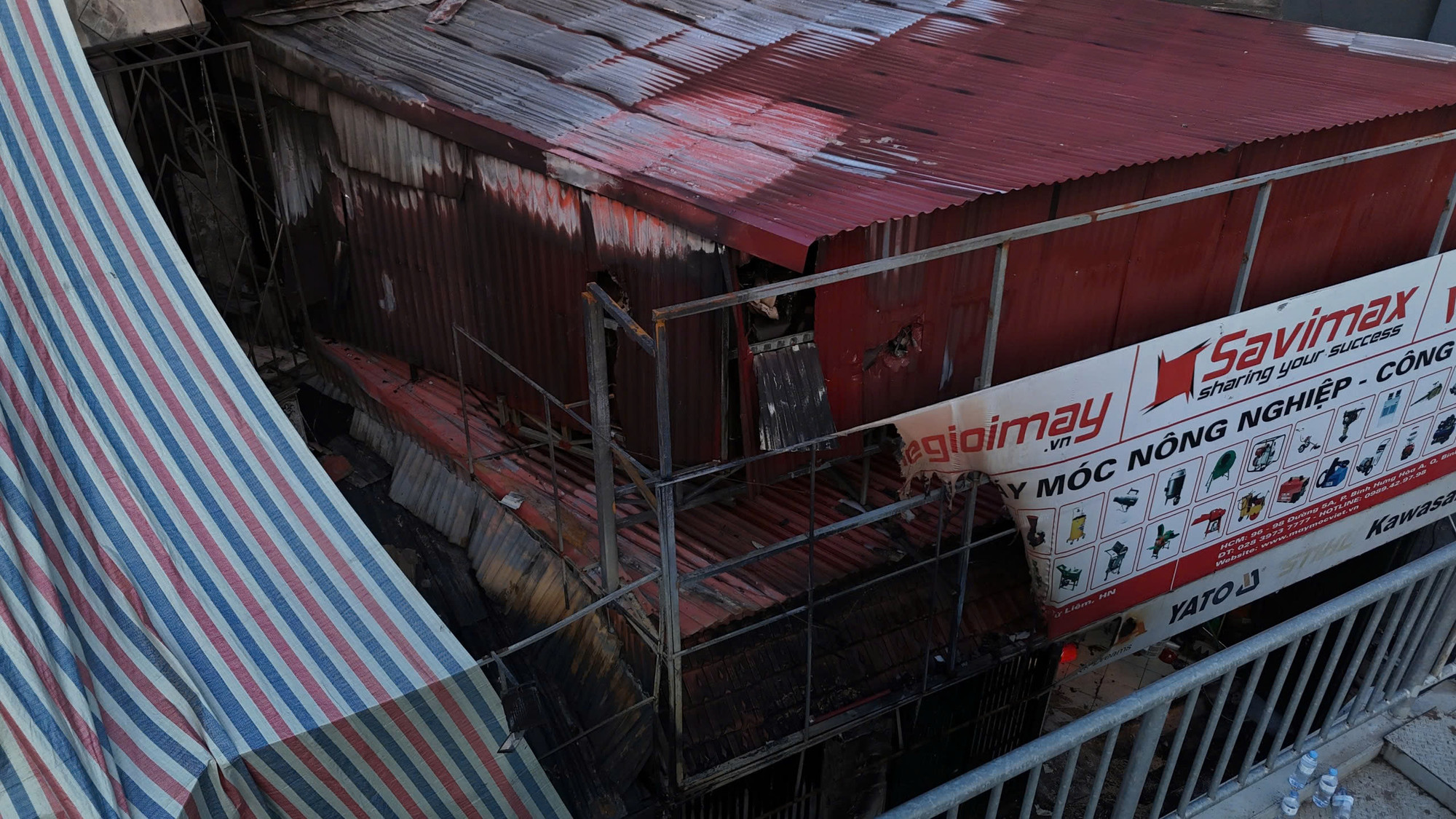 Lửa tàn phá toàn bộ phần khung phía ngoài của ngôi nhà.