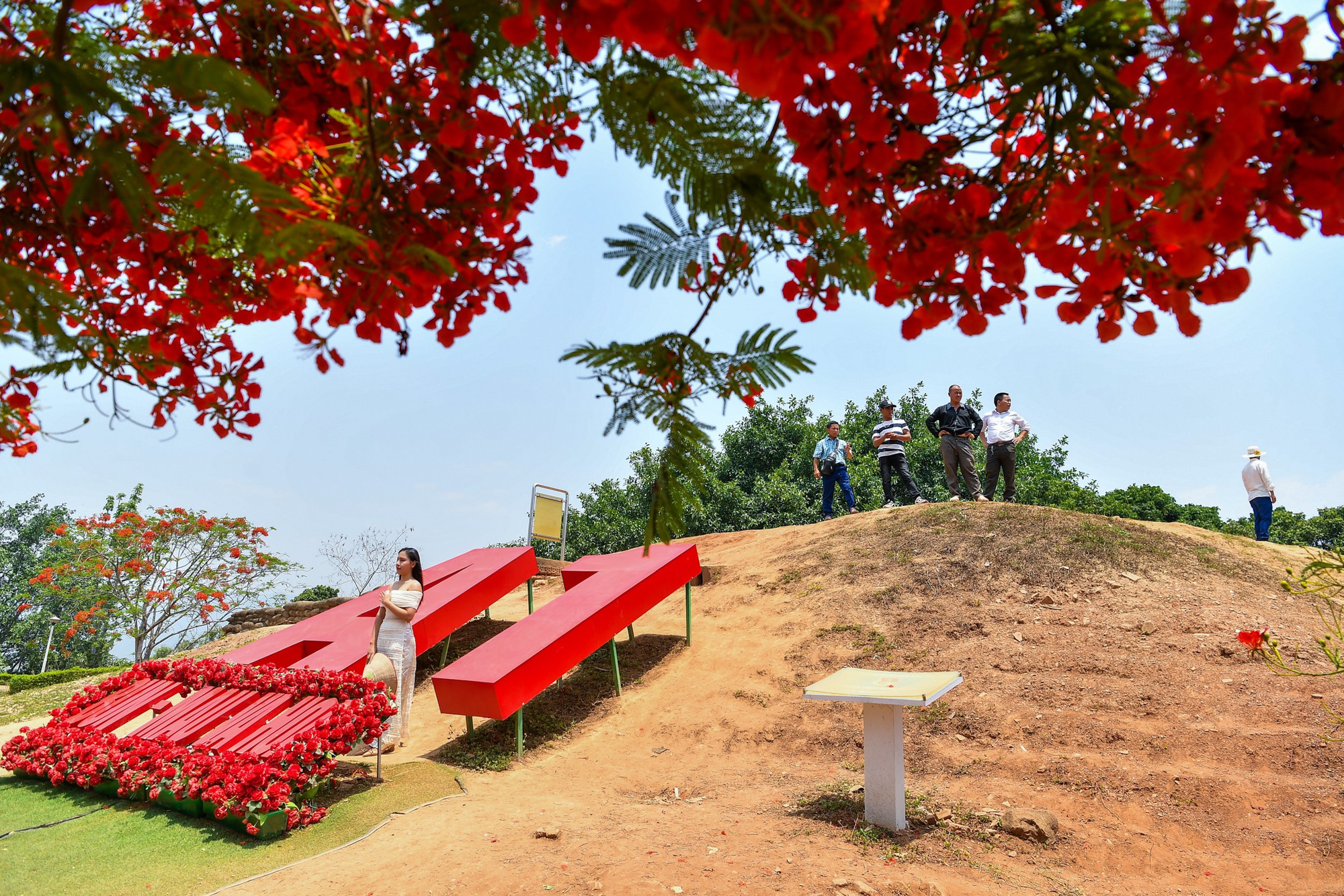 Mặc dù thời tiết oi nóng, nhưng lượng du khách tới đồi A1 vẫn rất đông.