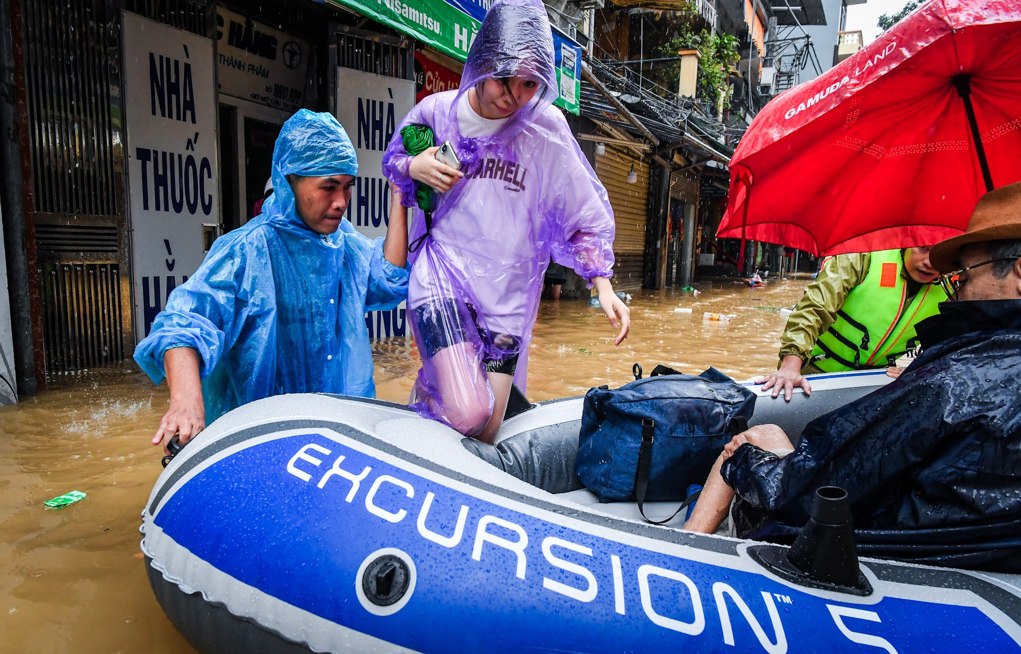 Lên thuyền rời khỏi nhà tới điểm an toàn