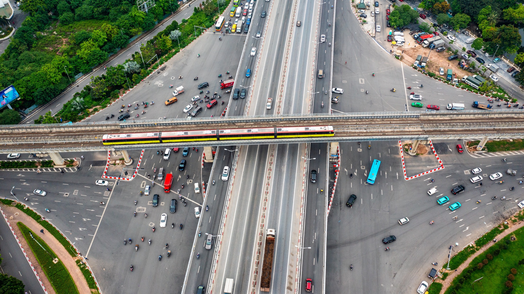 Từ ngày 6/5, hai đơn nguyên cầu vượt Mai Dịch đã chính thức thông xe và có phương án phân luồng mới.