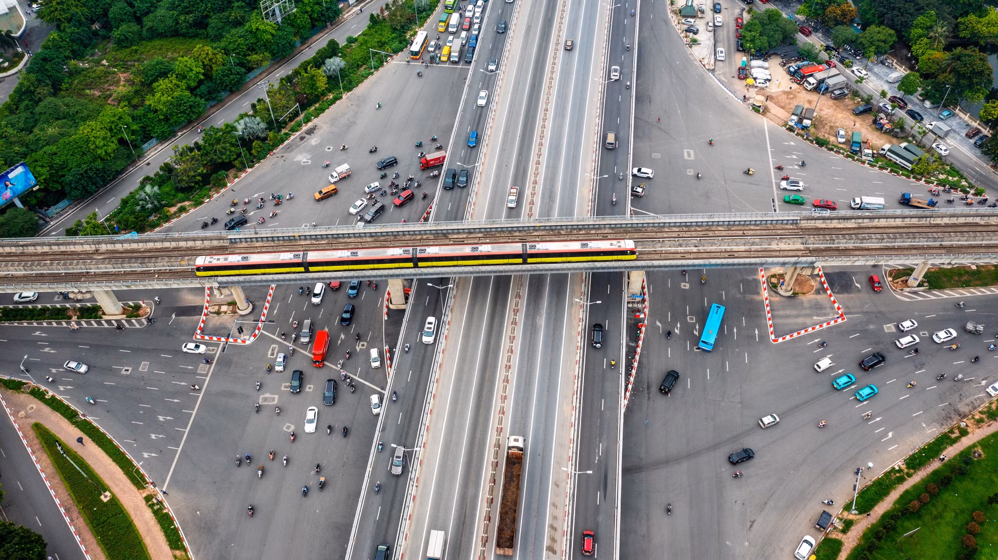 Từ ngày 6/5, hai đơn nguyên cầu vượt Mai Dịch đã chính thức thông xe và có phương án phân luồng mới.