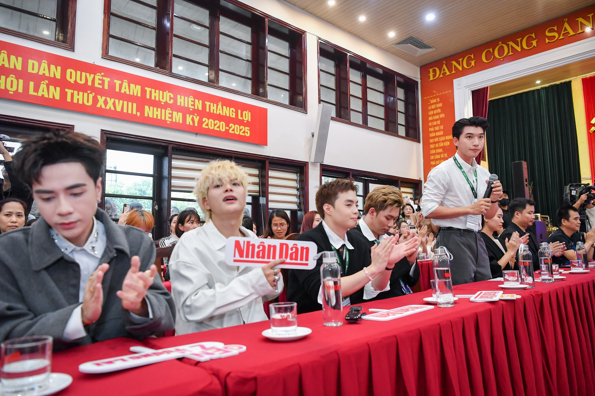 Nghệ sĩ trẻ Trần Minh Hiếu (HIEUTHUHAI), quán quân “Anh trai say hi” chia sẻ tại sự kiện.