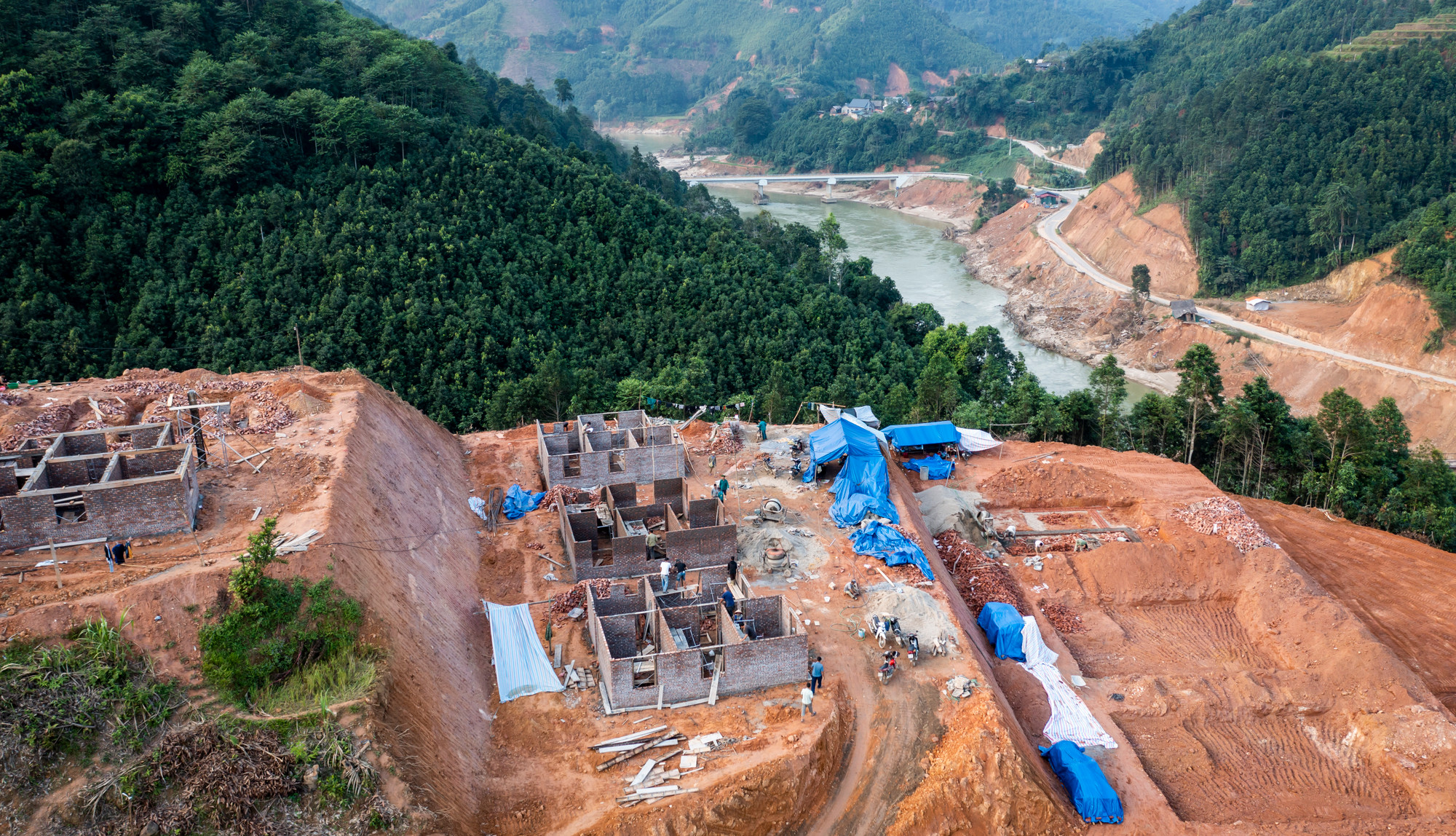 Toàn bộ khu dân cư nằm trên một mỏm đồi cao, vì vậy để phù hợp với địa hình, nền móng 35 căn nhà được chia thành 8 mặt bằng, mỗi mặt bằng chênh lệch nhau từ 1-2m, mặt bằng cao nhất nằm ở độ cao 210m so với mực nước biển.