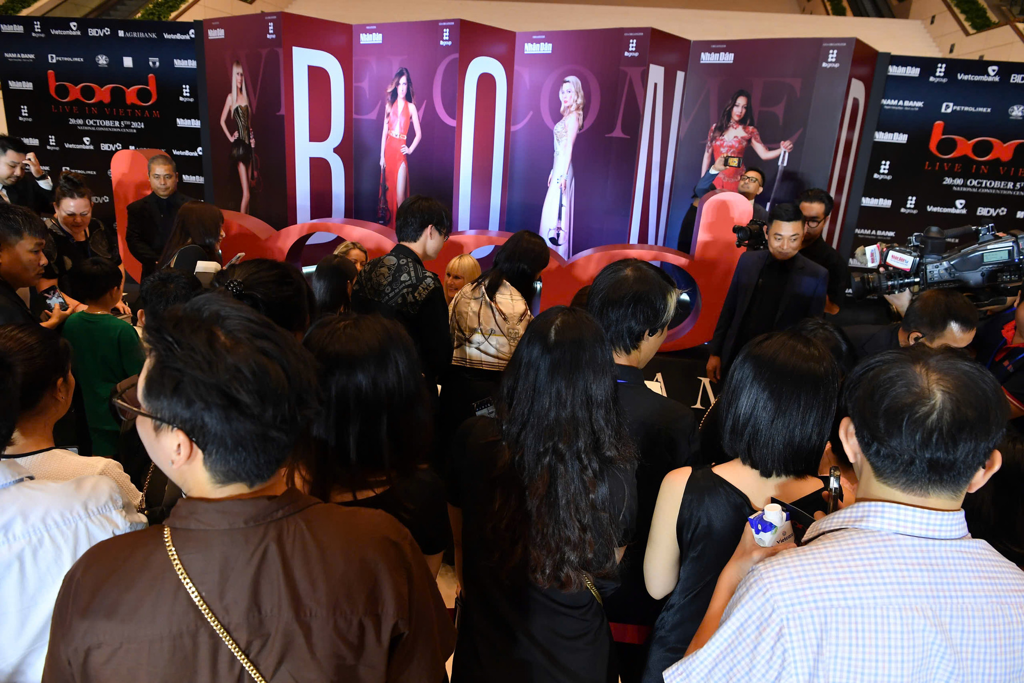 [Ảnh] Hàng trăm khán giả đợi tứ tấu đàn dây Bond ký tặng tới khuya ảnh 13