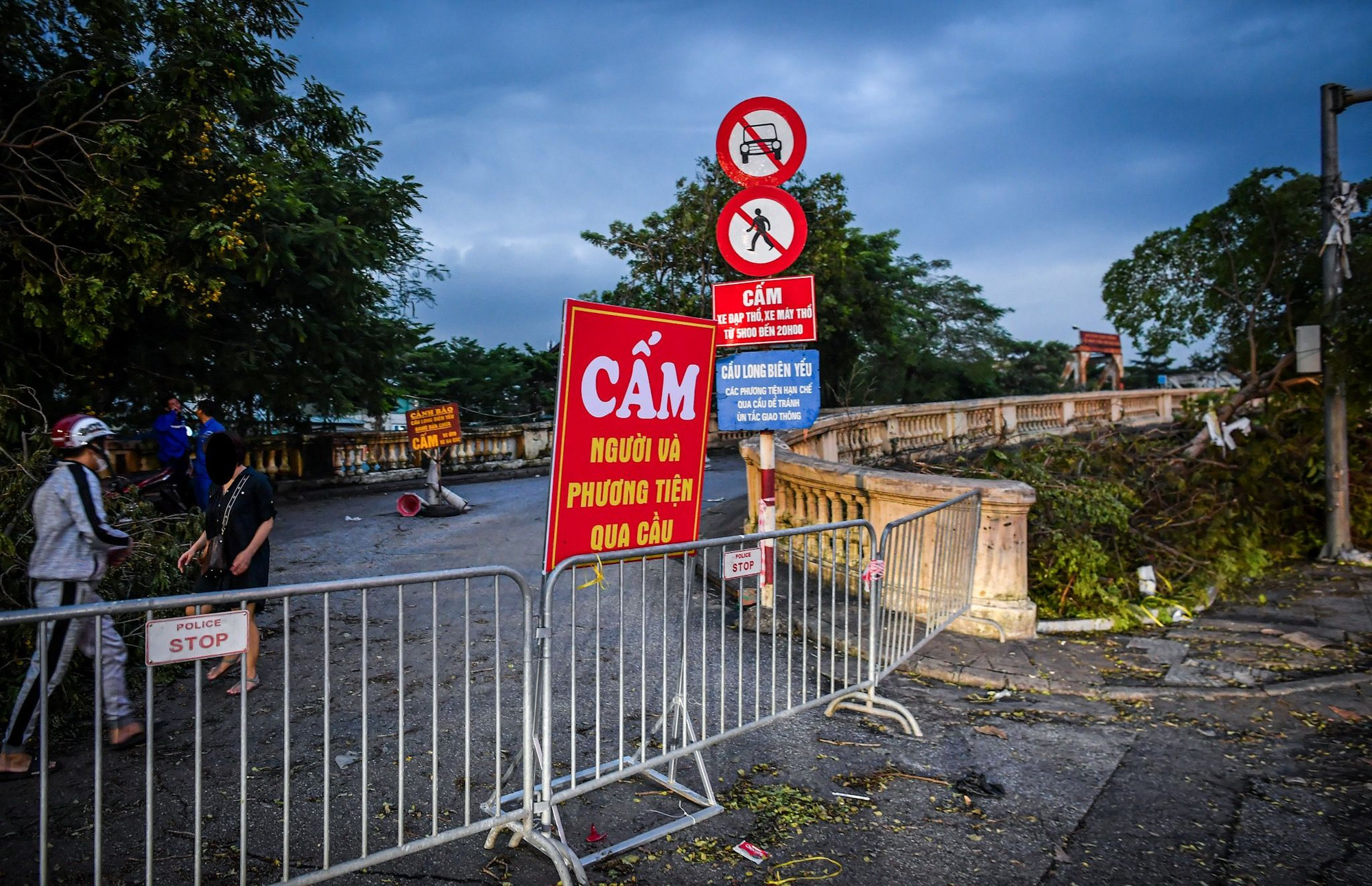 [Ảnh] Bất chấp lệnh cấm, người dân vẫn lên cầu Long Biên... dạo mát ảnh 1