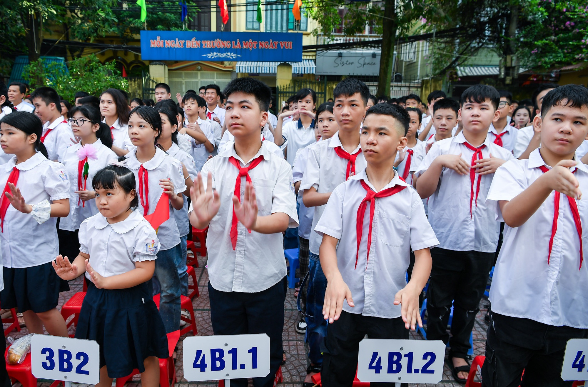 “Chúng tôi tin rằng, đối với trẻ khuyết tật thì lễ khai giảng là một khởi đầu mới mang lại niềm tin, một cách để truyền lửa cho các em trong suốt trong quá trình đến trường. Ở đây, chúng tôi sẽ thực hiện sứ mệnh làm một người cha, người mẹ để các con có thể học tập, phát triển một cách tốt nhất”, một cô giáo xúc động chia sẻ.