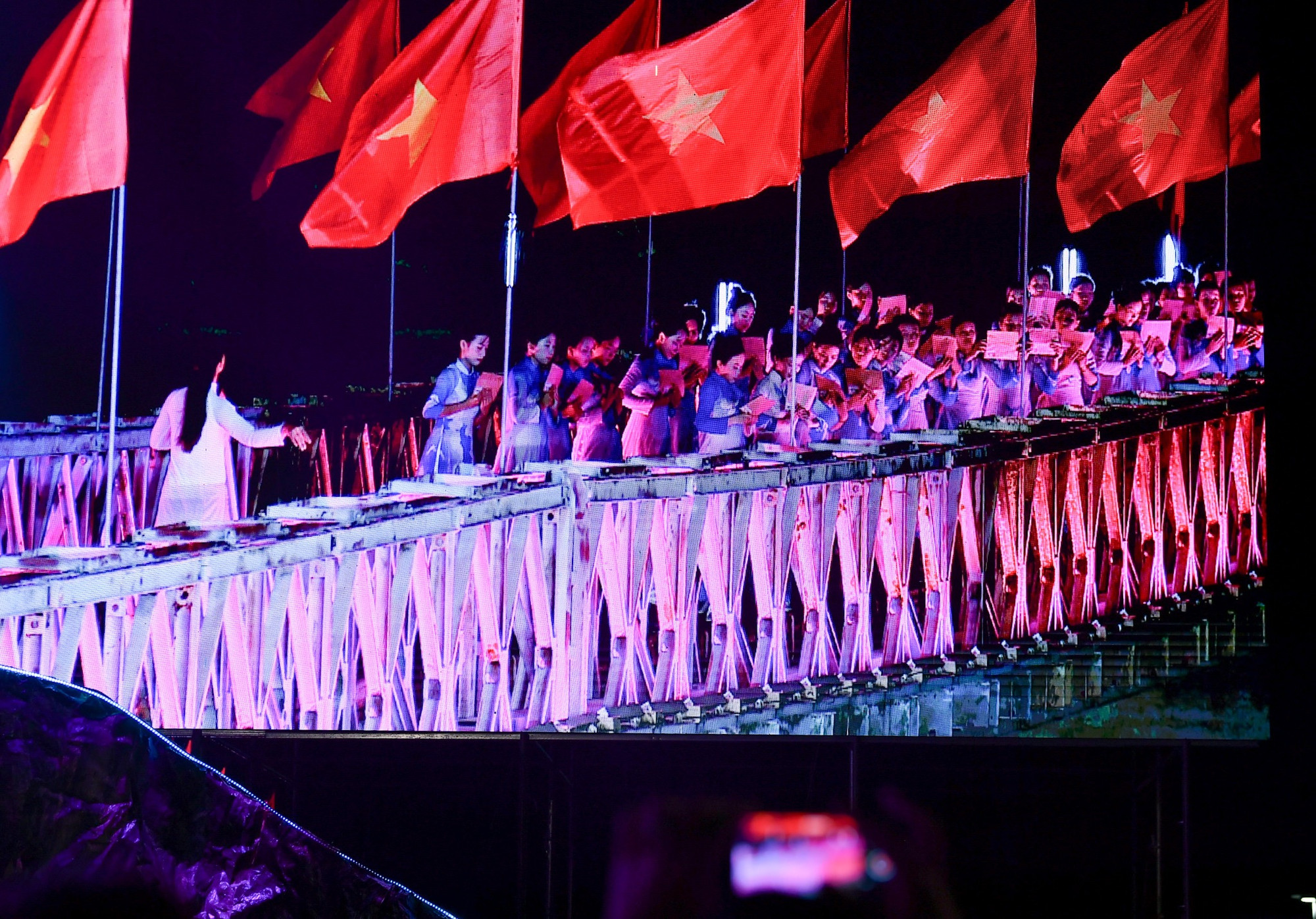 Thay vì sử dụng một điểm sân khấu chính, chương trình “Vĩ tuyến 17-Khát vọng Hòa bình” sử dụng sân khấu đa không gian. Ekip thực hiện đã chọn địa điểm Kỳ đài là sân khấu trung tâm, bên cạnh đó, sẽ có thêm 6 không gian biểu diễn vệ tinh đều có giá trị lịch sử riêng như khu vực tượng đài chiến sĩ Công an nhân dân vũ trang, cầu Hiền Lương...