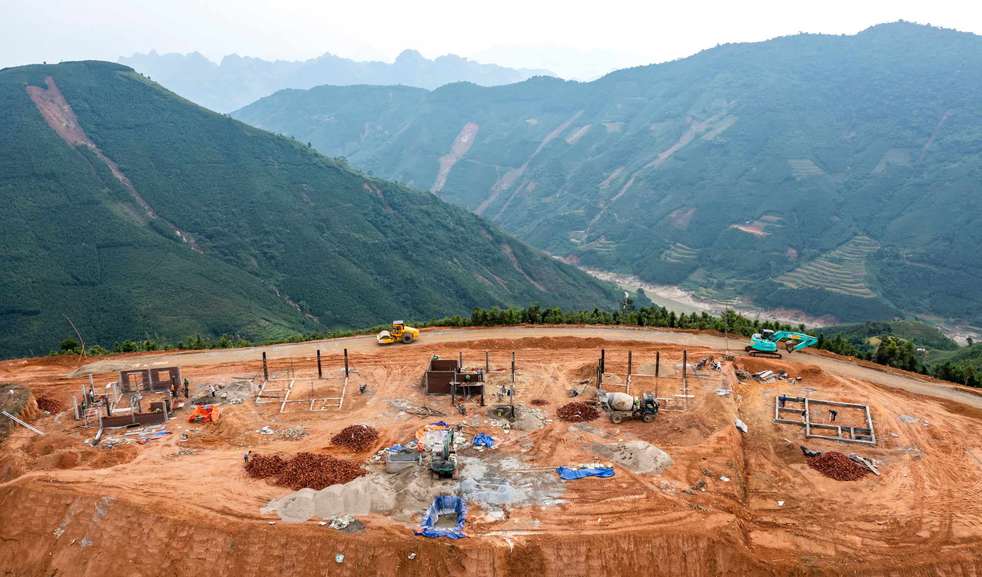 Đến nay, toàn bộ mặt bằng khu tái định cư (khoảng 8,5ha) đã cơ bản hoàn thiện. Đơn vị thi công đã đào xong hố móng 12/15 căn nhà, đổ xong móng, cột 4 căn nhà và đang xây tường 4 căn nhà.