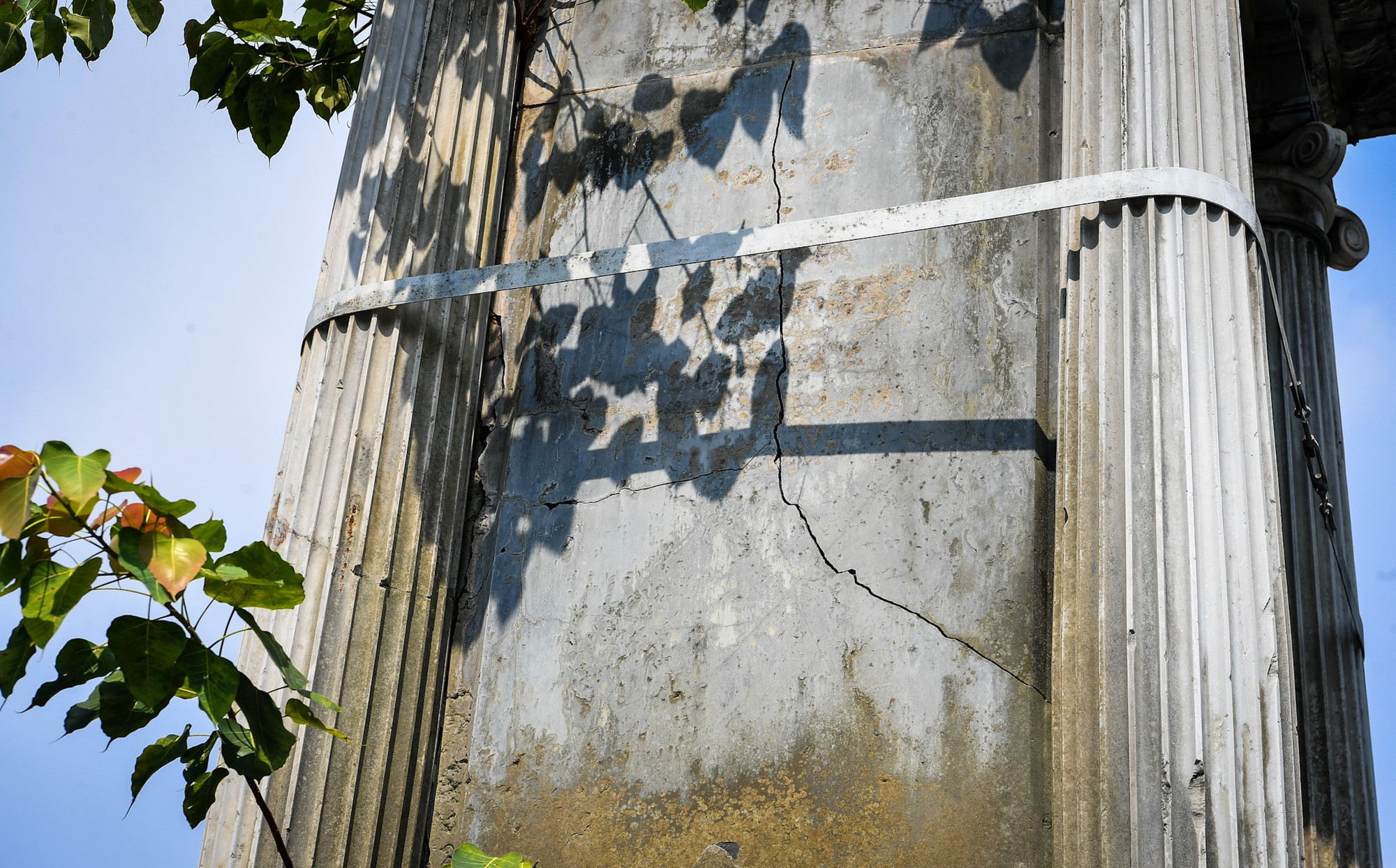 Hiện công trình xuống cấp do có nhiều cây cối mọc ra từ các vết nứt, gây xô lệch kết cấu. Bằng mắt thường có thể thấy, trên thân đài phun nước đã xuất hiện nhiều vết nứt khá dài.