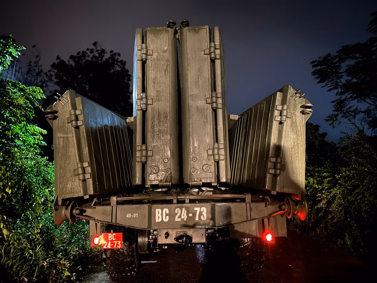 Một phần phao nổi phục vụ việc lắp đặt cầu phao tạm.