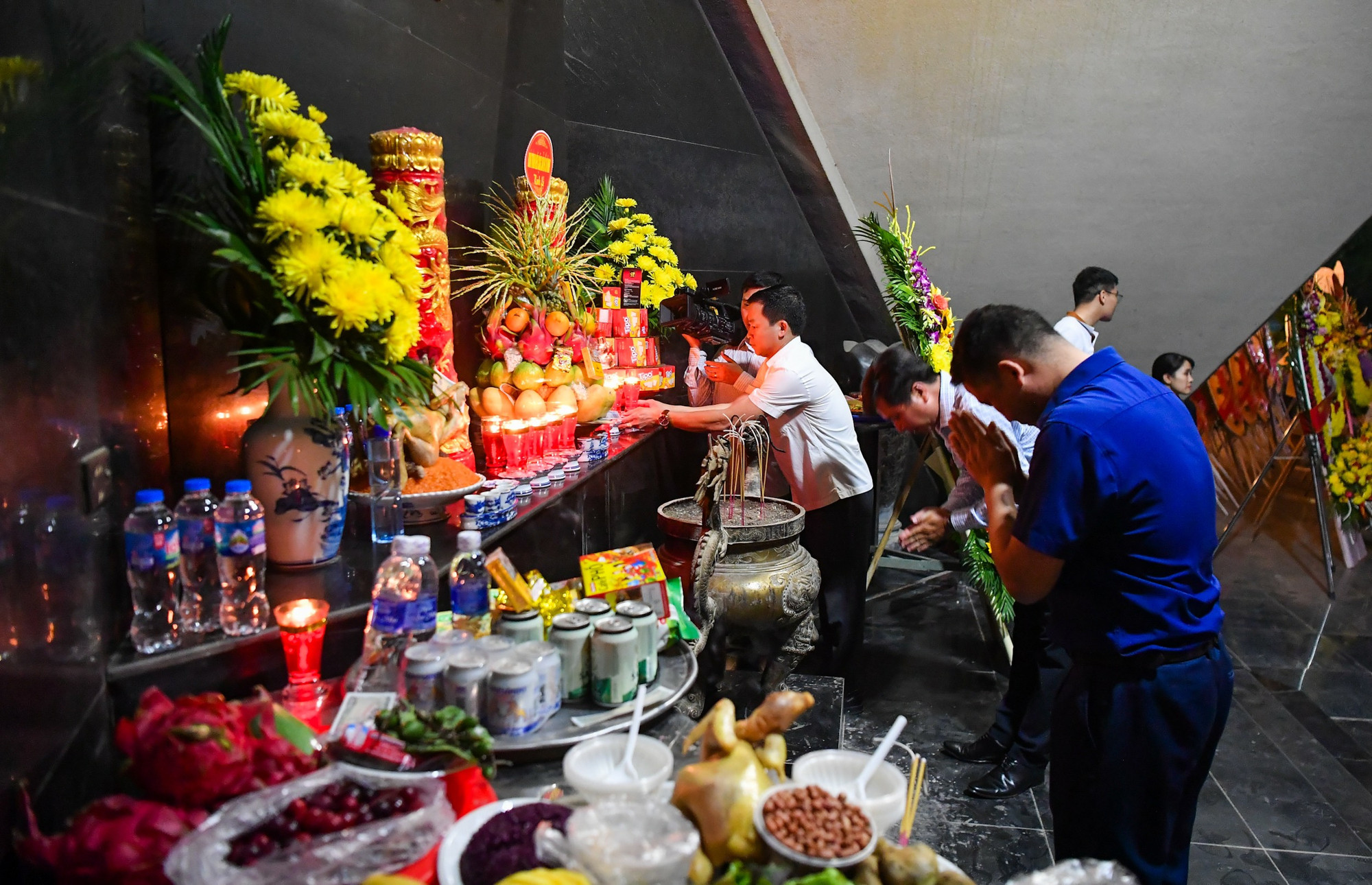 Suốt 56 ngày đêm bền bỉ và anh dũng chiến đấu, bộ đội ta đã làm nên chiến thắng "lừng lẫy năm châu, chấn động địa cầu". Năm tháng sẽ trôi qua nhưng sự đóng góp, hy sinh của các anh hùng, liệt sĩ Điện Biên sẽ mãi mãi ghi vào trang sử oanh liệt của dân tộc ta, quân đội ta.