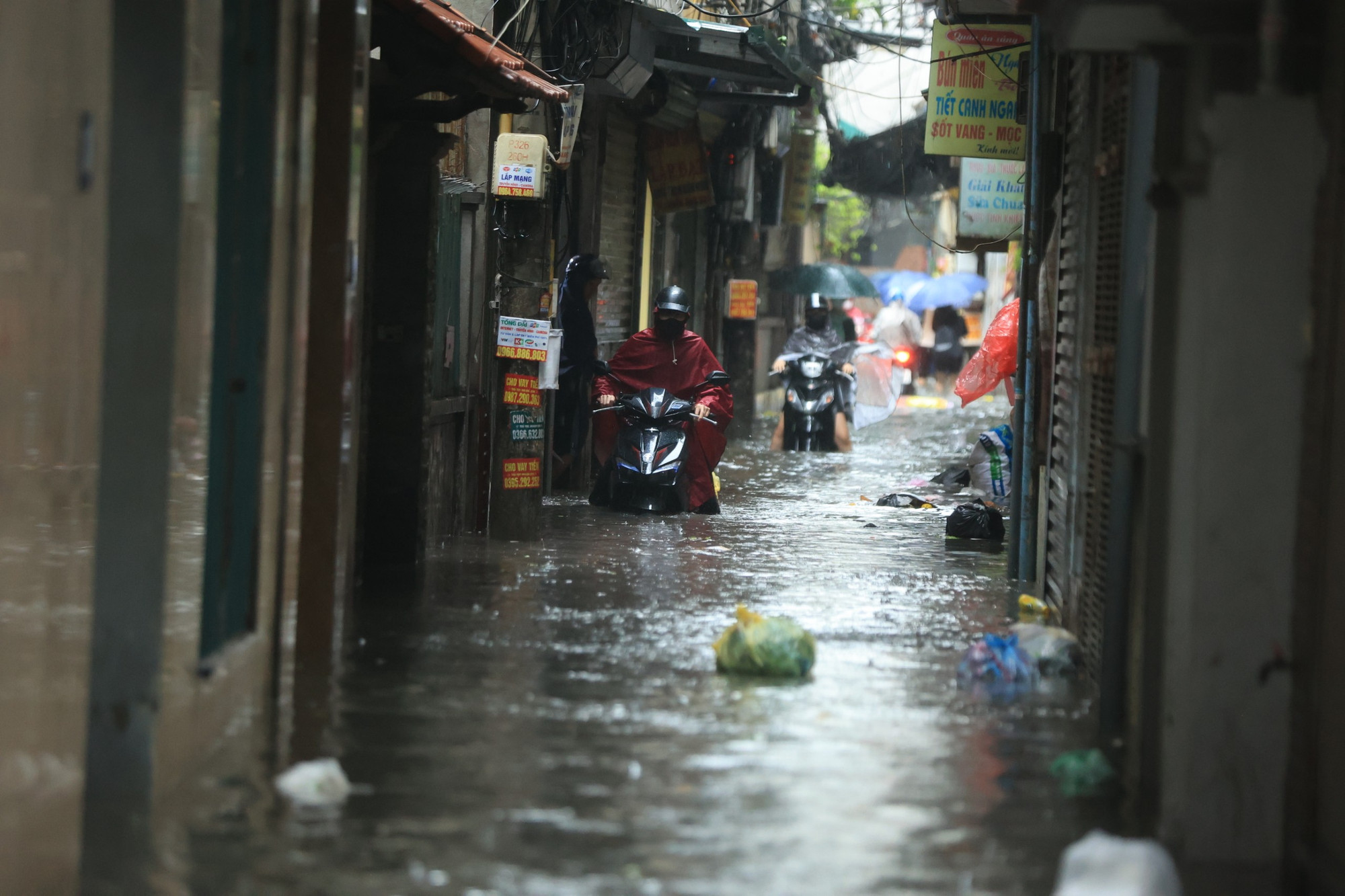 Ngõ 2 Tân Triều ngập nửa xe máy.