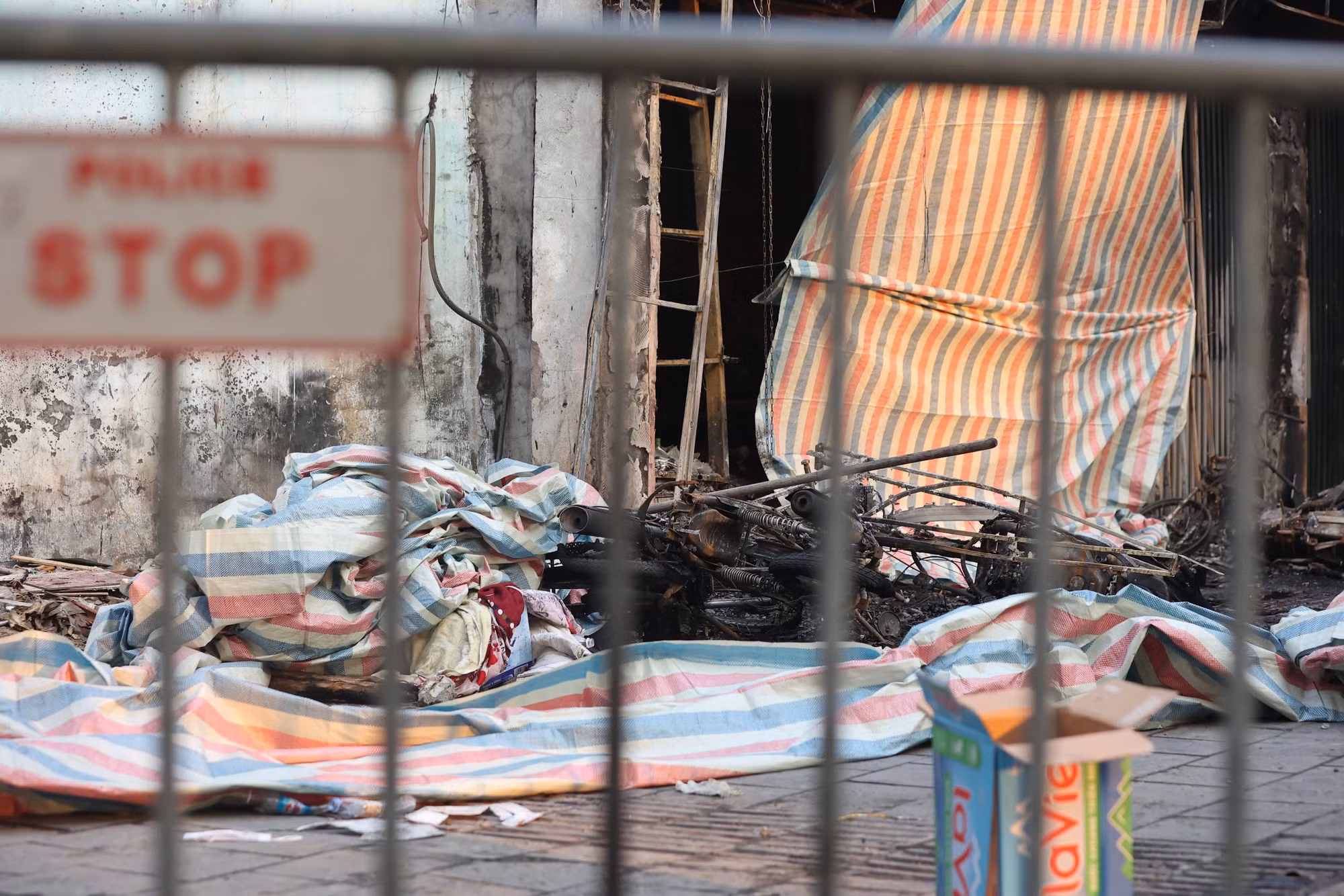 Sáng 19/12, khu vực phía ngoài hiện trường đã được phong tỏa để phục vụ công tác điều tra.