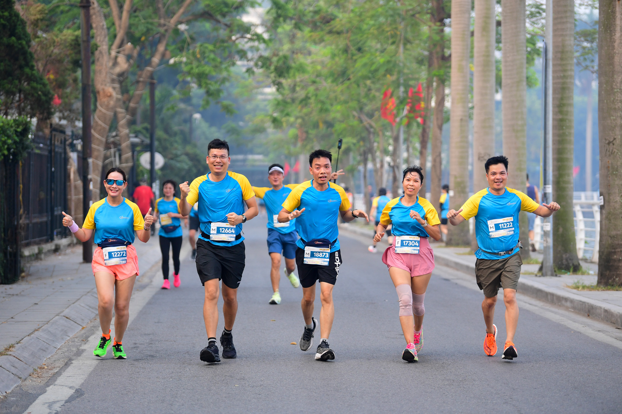 Bên cạnh các vận động viên "đặc biệt", hơn 1.000 vận động viên khác cũng tranh tài ở 3 cự ly 5km, 10km và 21km. Bên cạnh các vận động viên "đặc biệt", hơn 1.000 vận động viên khác cũng tranh tài ở 3 cự ly 5km, 10km và 21km.