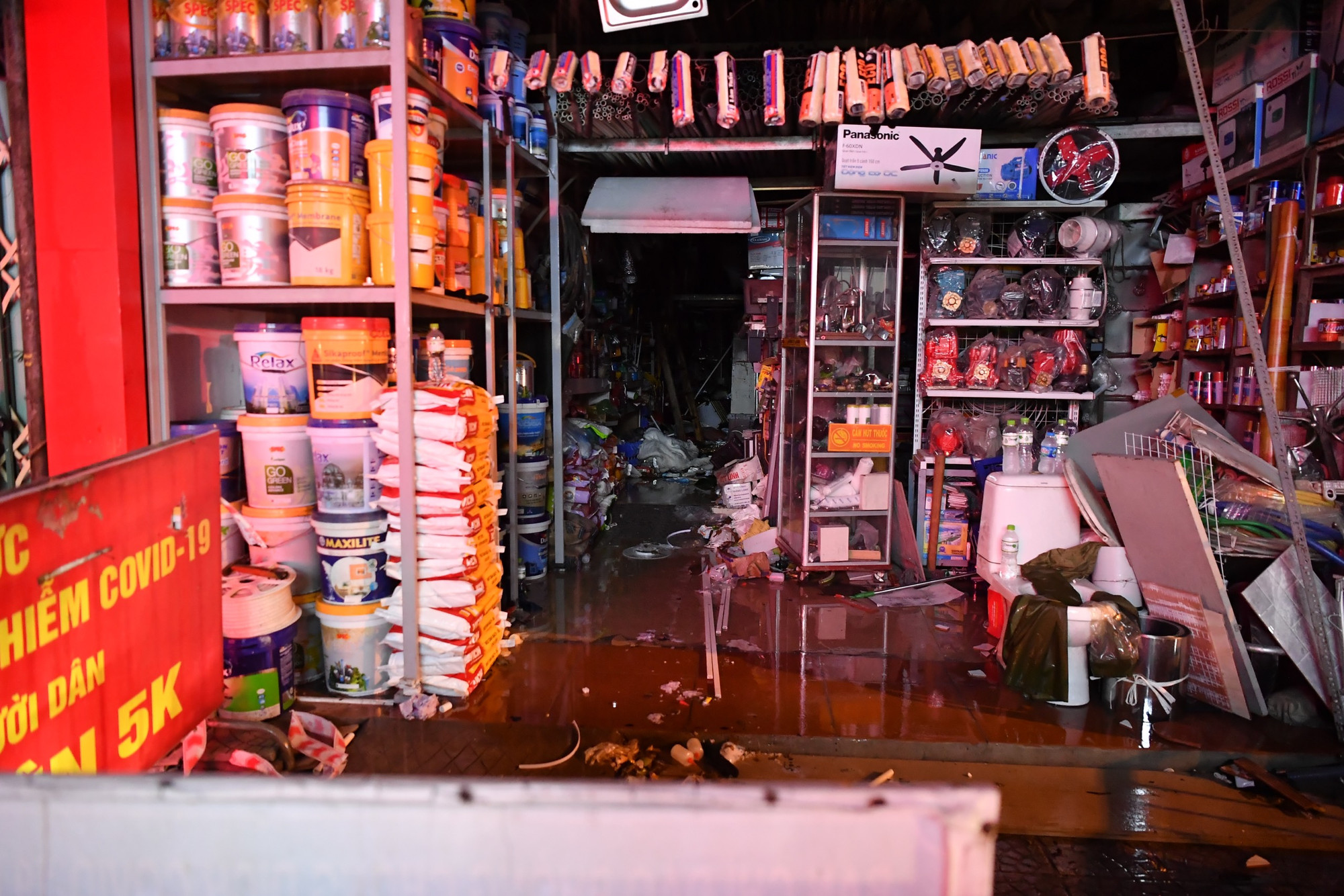 Trước đó, hai ngôi nhà trên khu đất sâu trong ngõ phố Trung Kính, quận Cầu Giấy bốc cháy dữ dội lúc rạng sáng 24/5 làm 14 người chết, 6 người bị thương. Trước đó, hai ngôi nhà trên khu đất sâu trong ngõ phố Trung Kính, quận Cầu Giấy bốc cháy dữ dội lúc rạng sáng 24/5 làm 14 người chết, 6 người bị thương.