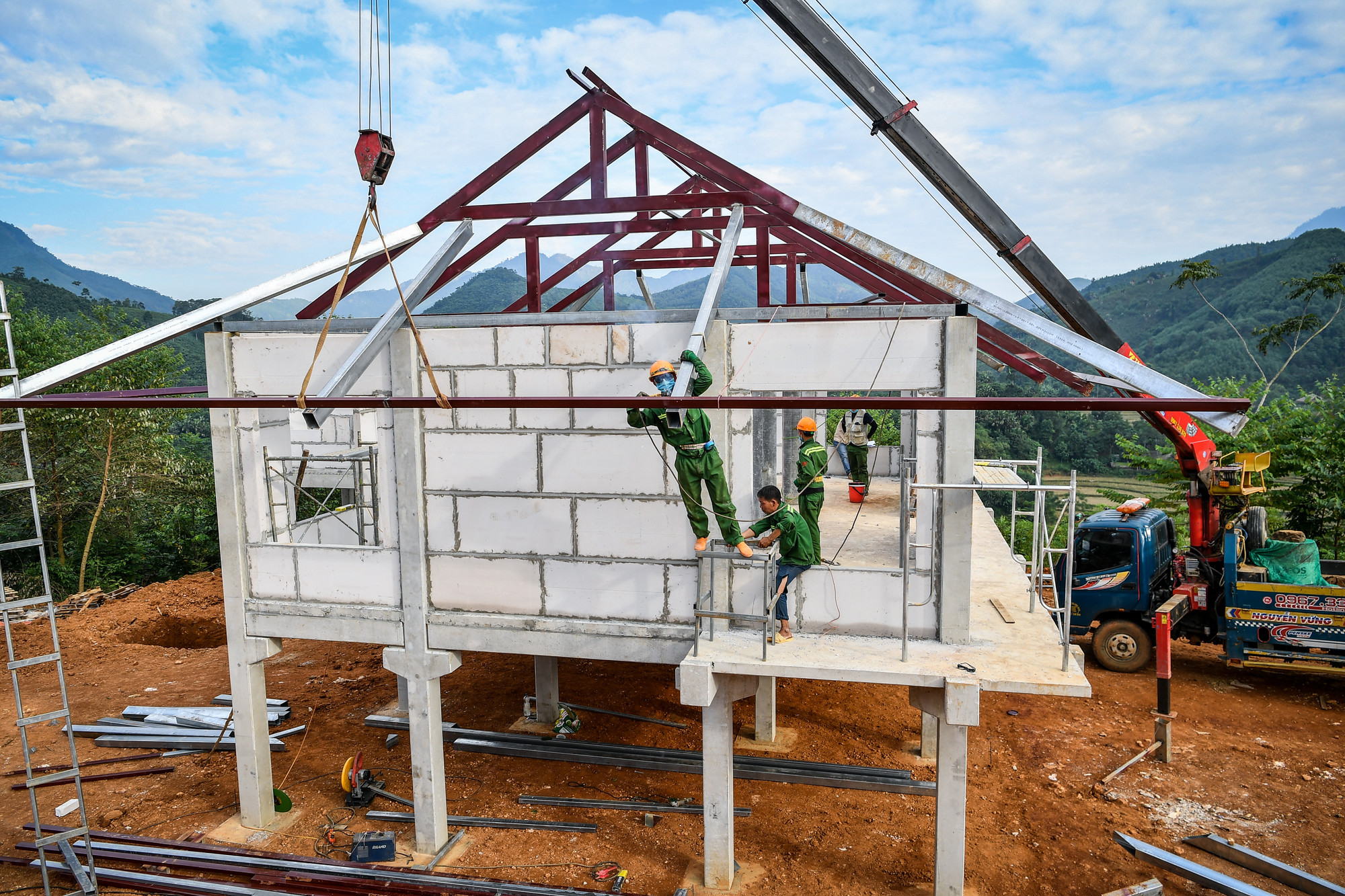 Theo đó, cấp ủy, chính quyền và người dân thôn Làng Nủ quyết tâm xây dựng thôn Làng Nủ trở thành nơi đáng sống, ngày càng phát triển đồng bộ, bền vững về kinh tế, văn hóa, xã hội, môi trường và quốc phòng, an ninh; giữ được sự cân bằng sinh thái, hài hòa với thiên nhiên, bản sắc văn hóa dân tộc; người dân có cuộc sống ổn định, ấm no và hạnh phúc; sớm hoàn thành các mục tiêu về xây dựng nông thôn mới kiểu mẫu.