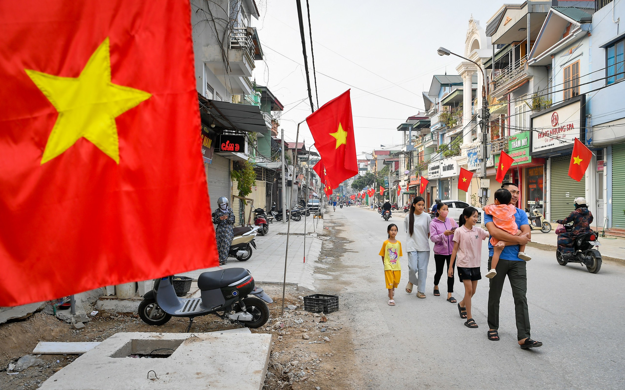 Điện Biên những ngày này rực rỡ cờ hoa.